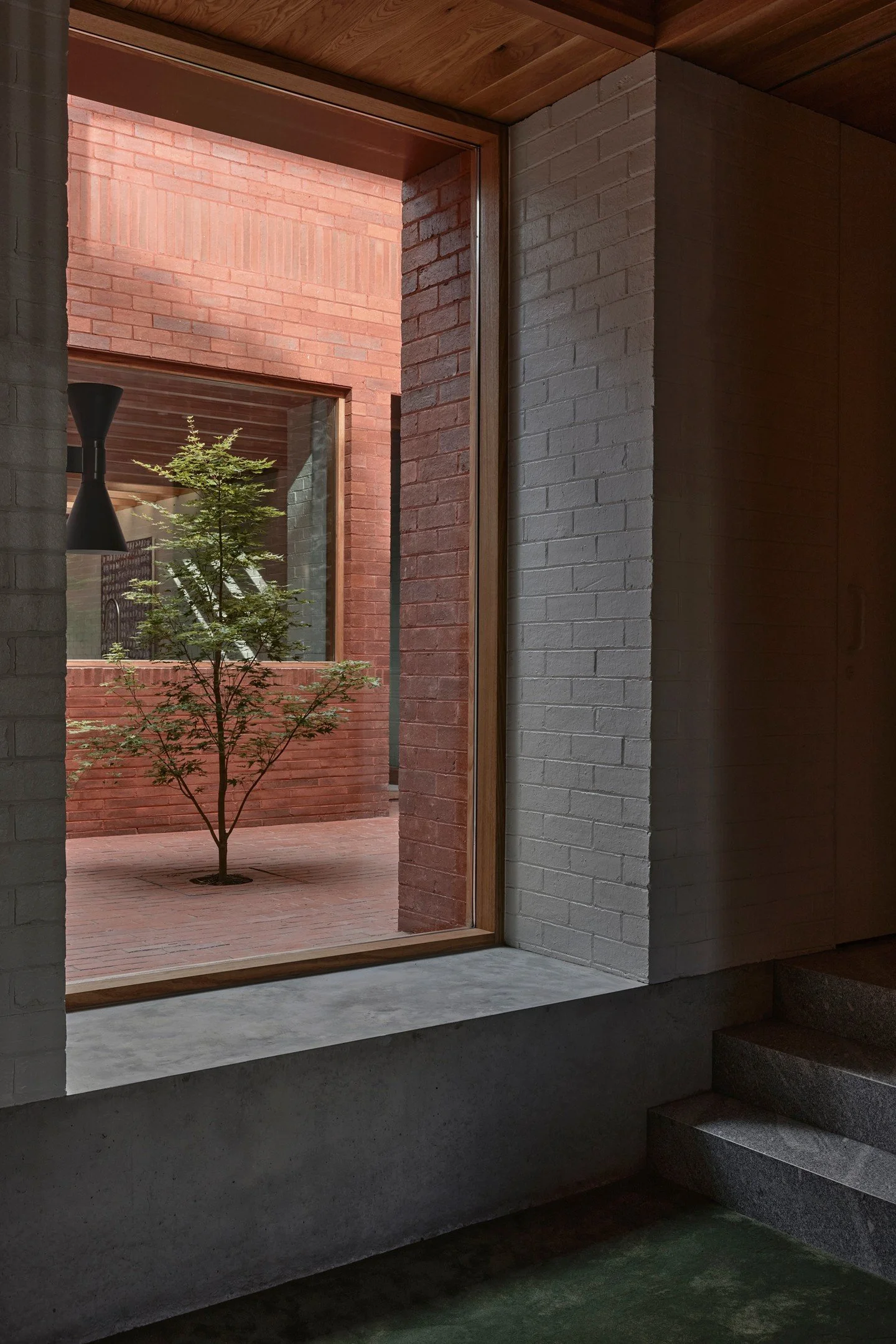 At Terrace House, @robkennonarchitects used Krause Bricks in Heritage Red to create a powerful sensory shift. The interplay between the painted and raw brickwork highlights the "human tempo" of the home - where every surface is an invitatio