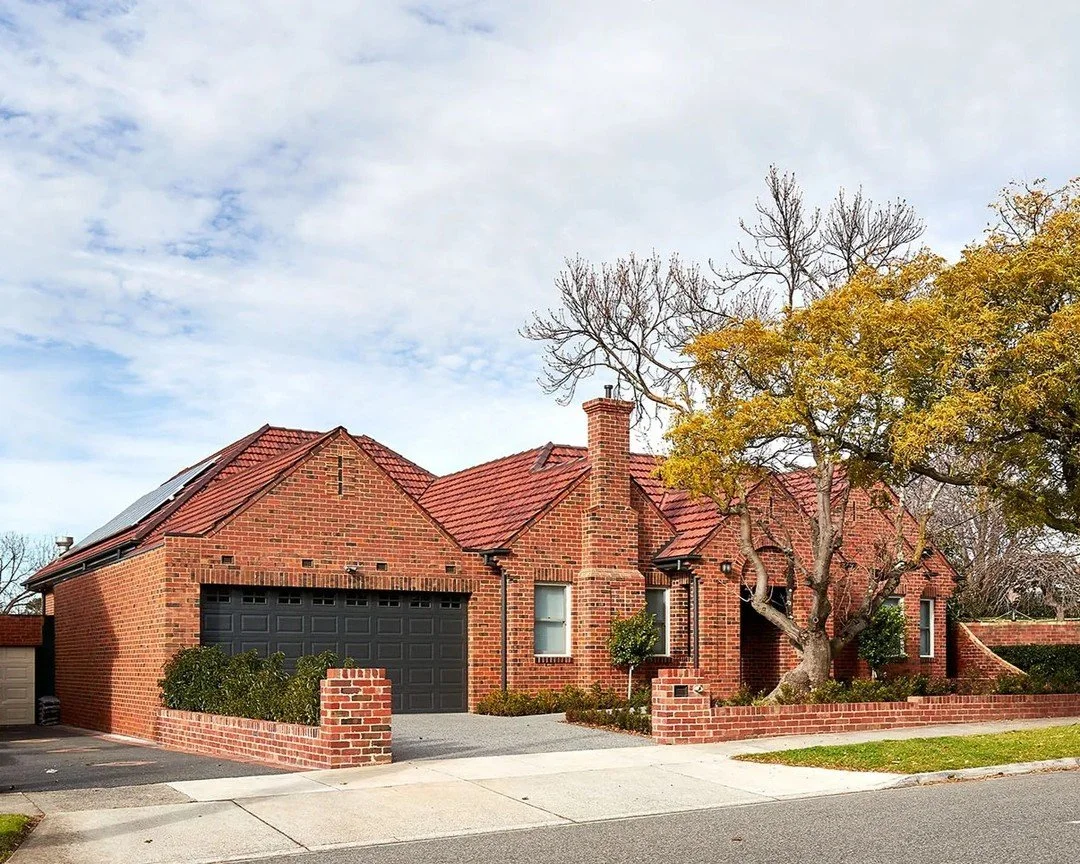 Krause Bricks in Red Blue create a striking first impression at this Caulfield Home.

The striking colours in this blend are the result of a unique firing process introduces blue-charcoal burns, breaking up the mass of the masonry and adding an estab