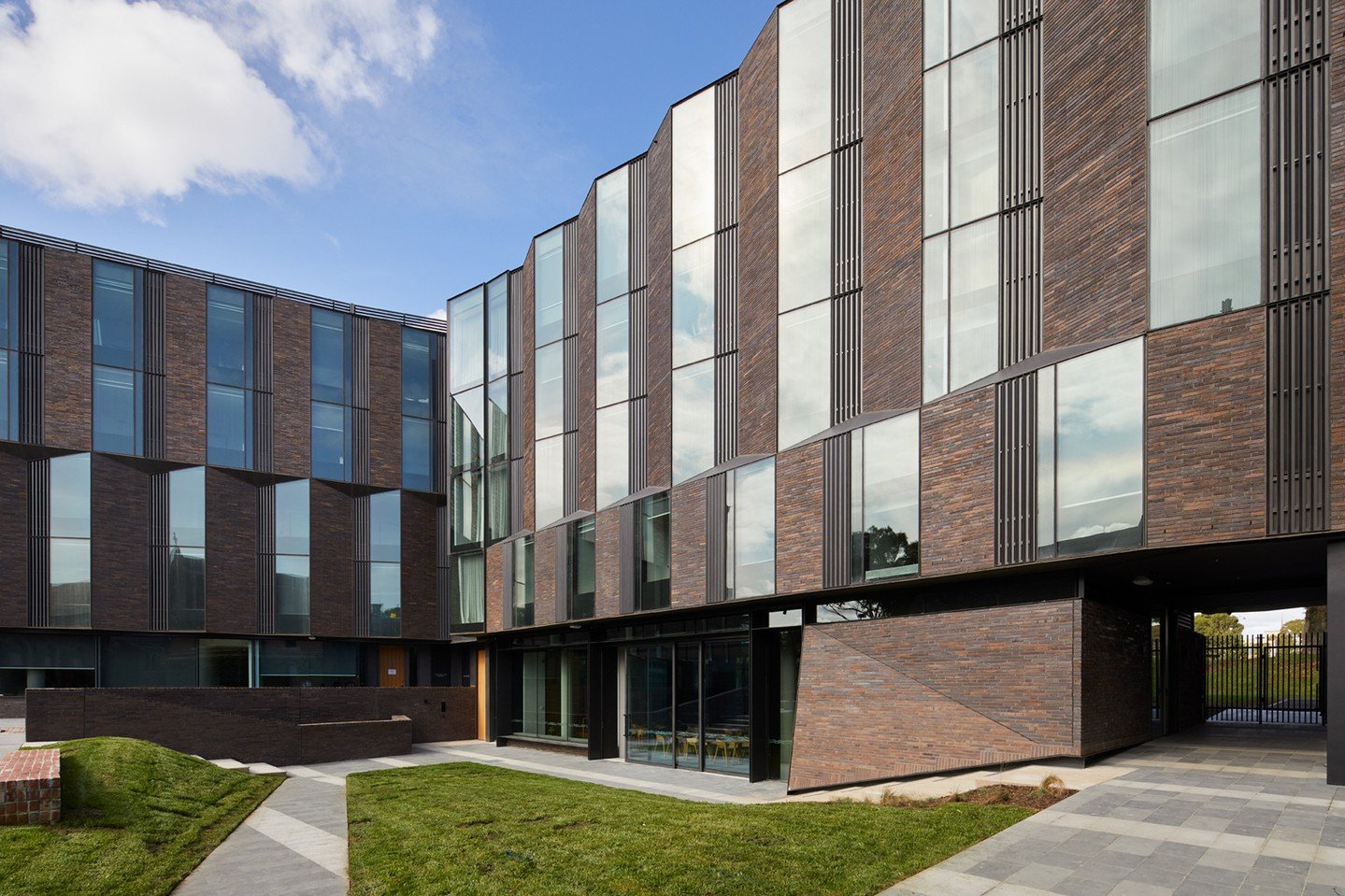 The sharp, faceted planes of the Trinity College student accomodation are brought to life by the texture of Krause Emperor Bricks in Grampian Blues. 

Precision brickwork for a landmark design.

Architect: @hayball_arch
Builder: @harris_hmc
Masonry C