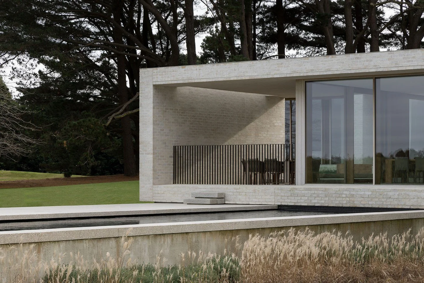 Cape Schanck home by @studio_goss: true modernity that still stops us in our tracks.

The clean lines and sponge mortar finish of Krause 76mm Bricks blend seamlessly with the serene landscaping, proving that sometimes, simplicity speaks the loudest.
