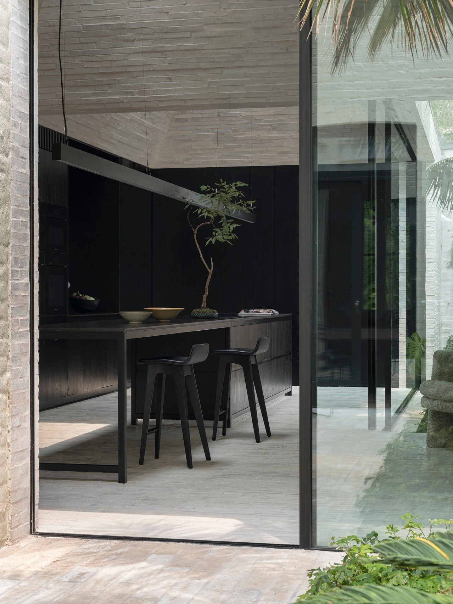 At this stunning Victorian Terrace home in Darlinghurst, the boundaries between indoor living and the outdoor courtyard dissolve, thanks to the uninterrupted use of our Krause Emperor bricks.

By carrying the same texture from the garden walls right 