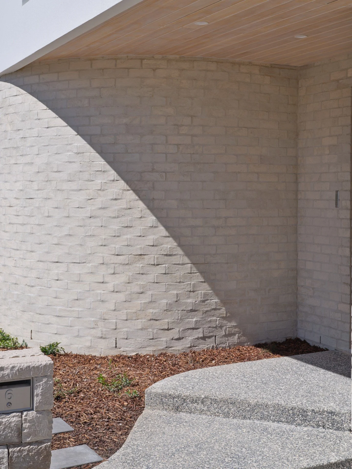 Shadow and form at Project Lucia ✨

A sweeping curved entrance defined by the soft, tactile finish of Krause clay bricks.

Design @mcshane.studio
Builder @elliott_hardie_homes
Photographer @annestroudphotography