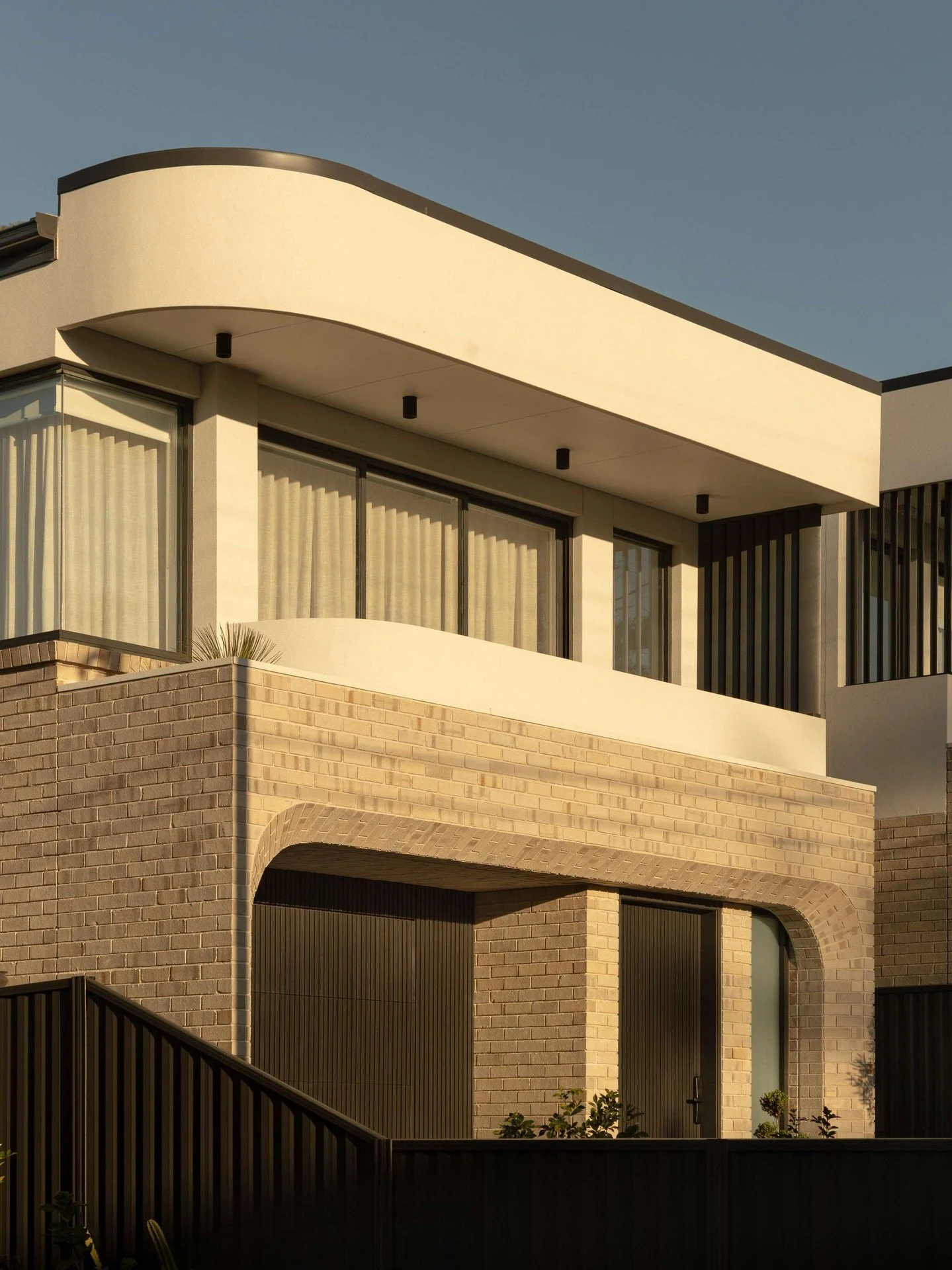 At this Northern Sydney duplex, 76mm Krause Bricks wrap the facade in a rich, earthy warmth. The natural tonal variation of Gunblower - a recent addition to our colour range - grounds the modern form, while the slim profile effortlessly navigates tho