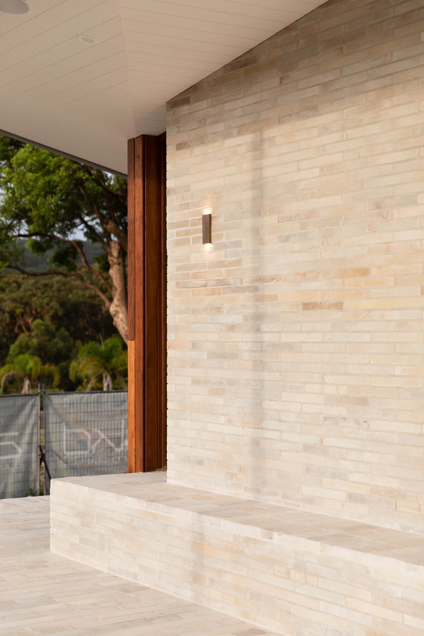 Krause Emperor bricks in Ghost provide the perfect canvas for shadow play at this Cams Wharf build.

The elongated format acts as a texture trap, catching the low sun to reveal the organic nuances and soft tonal shifts that make our natural clay prod