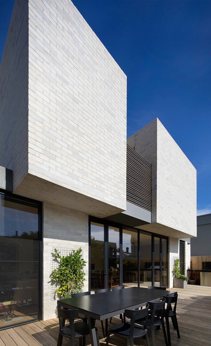 The Gordon St project by @inglisarchitects is a masterclass in volume and void. Krause Bricks in Ghost wrap these large, cantilevered sections, adding a soft, tactile layer to the bold geometry. The natural, chalky tones of the clay prevents the maso