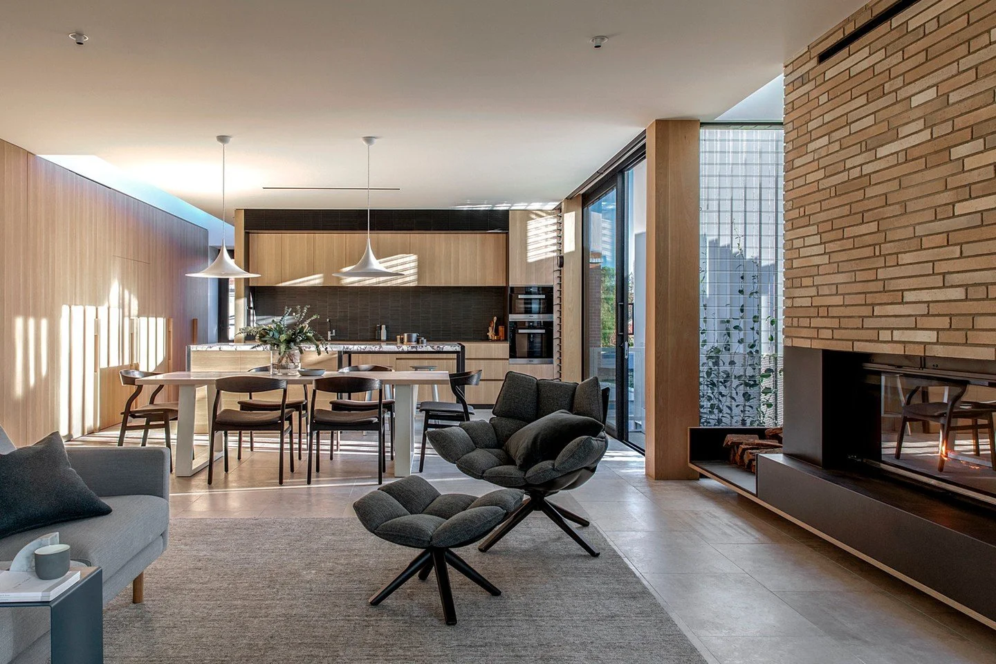 Krause Emperor Bricks in a warm Sandstone blend form a substantial fireplace hearth, anchoring the sunny open-plan living space for this South Melbourne home.

Design: @neilarchitecture
Build: @tcmbuildinggroup
Photography: @hilarybradfordphotography