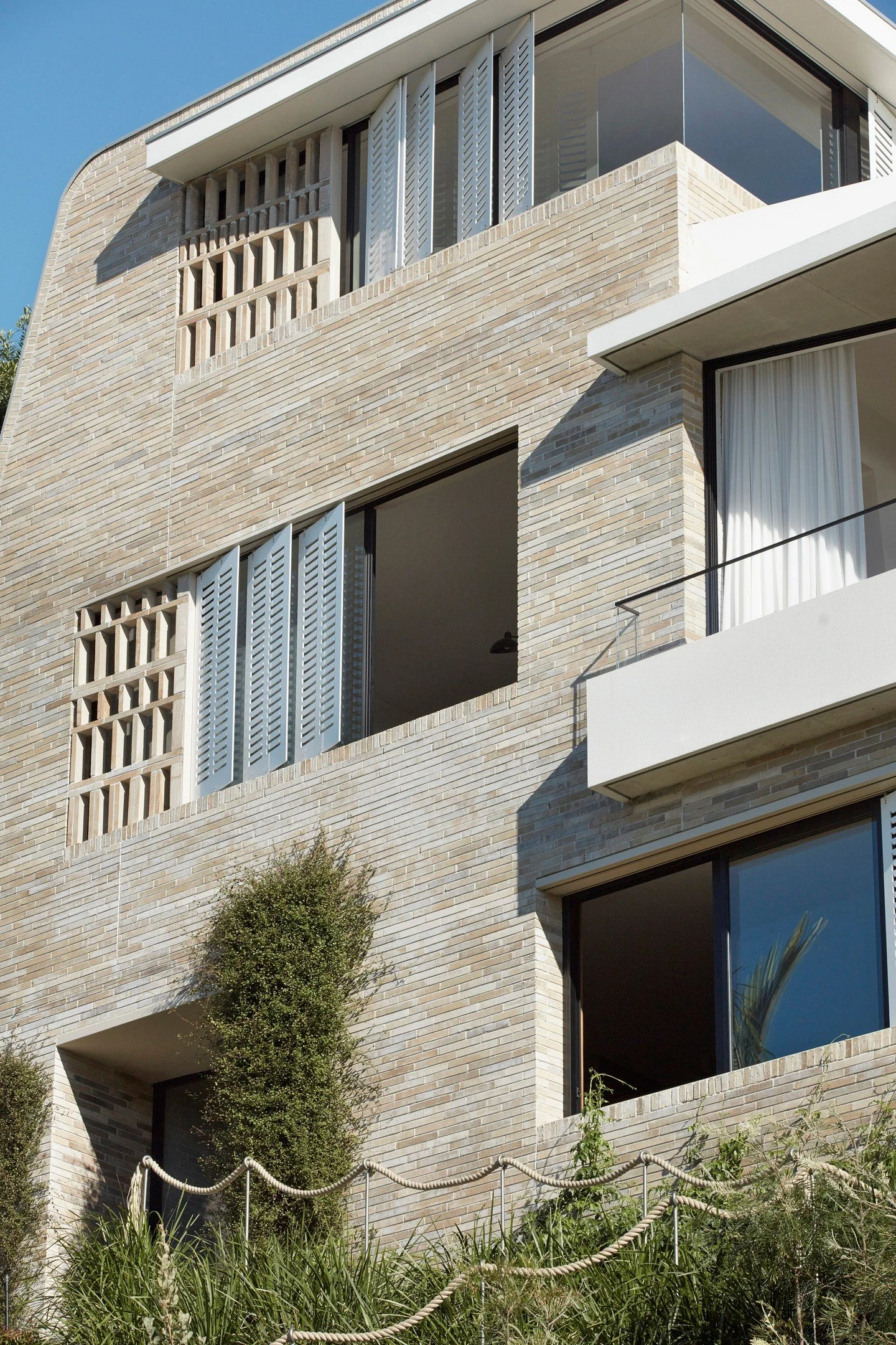 The stunning facade of &lsquo;Sandcastle&rsquo; in Rose Bay NSW is achieved through a mix of linear masonry and hit-and-miss screen detailing, allowing for airflow and dappled light without compromising the building's solid, protective feel.

Bricks:
