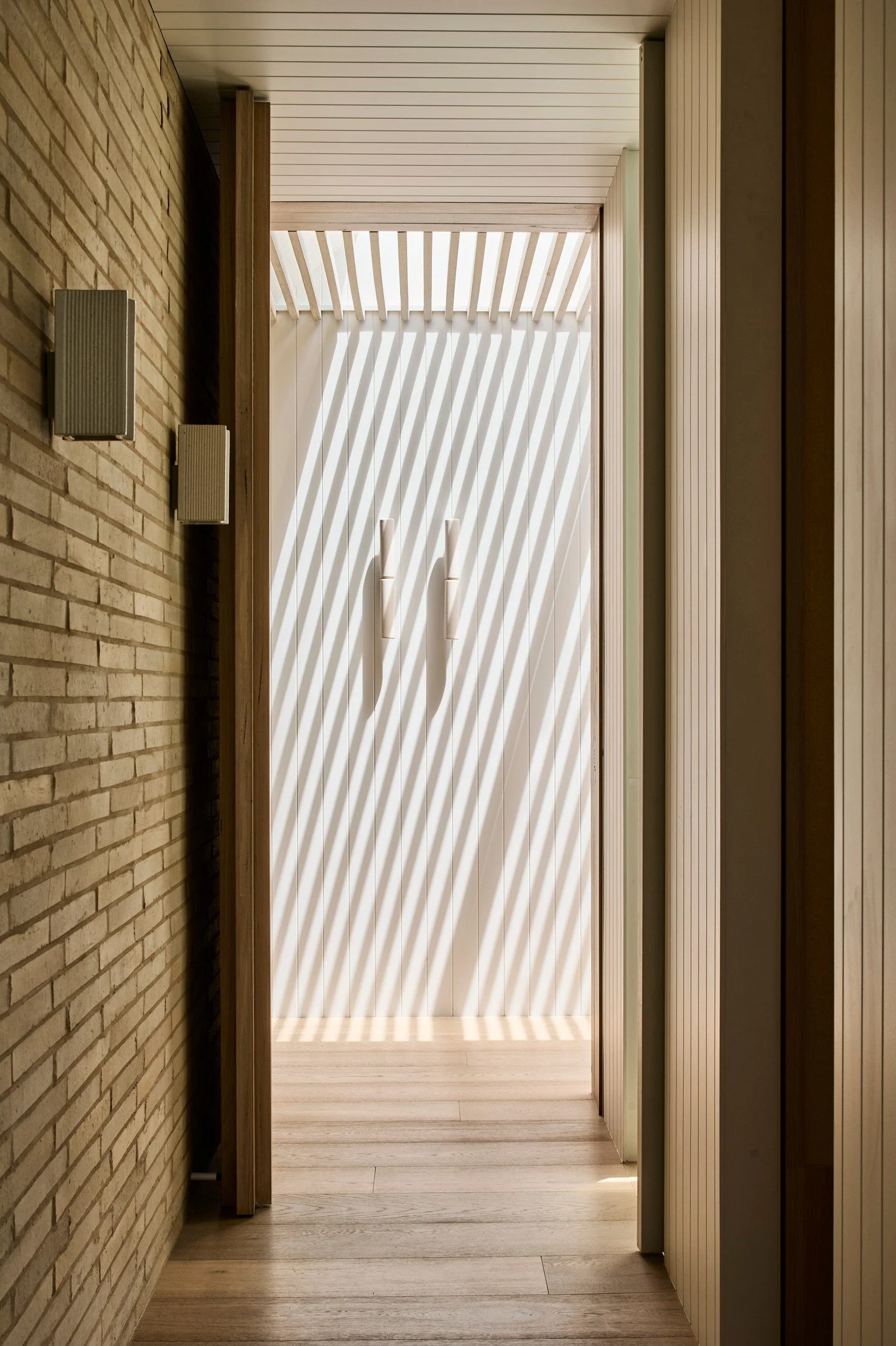 The slim profile of our Krause Emperor Bricks creates the perfect textured canvas for the changing light at this Barwon Heads home, sitting in warm contrast to the smooth Silvertop Ash. It&rsquo;s a stunning example of how the right materials can tra