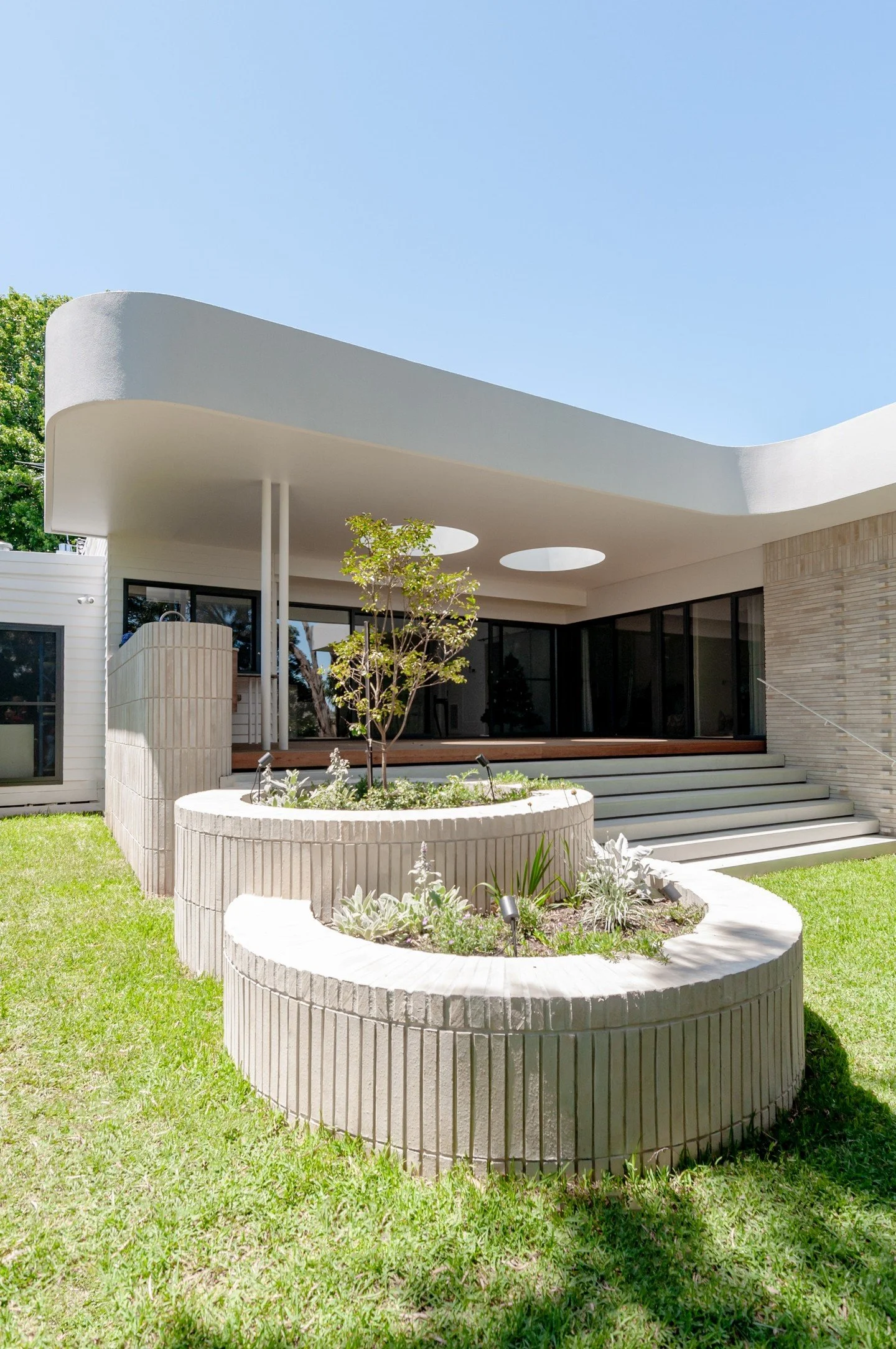 Breathing new life into a 1950s classic, @jack.fugaro's stunning reinvigoration of this Danson Street weatherboard perfectly balances heritage charm with the needs of a modern family.

Krause Emperor Bricks in Ghost are the hero of the new addition. 