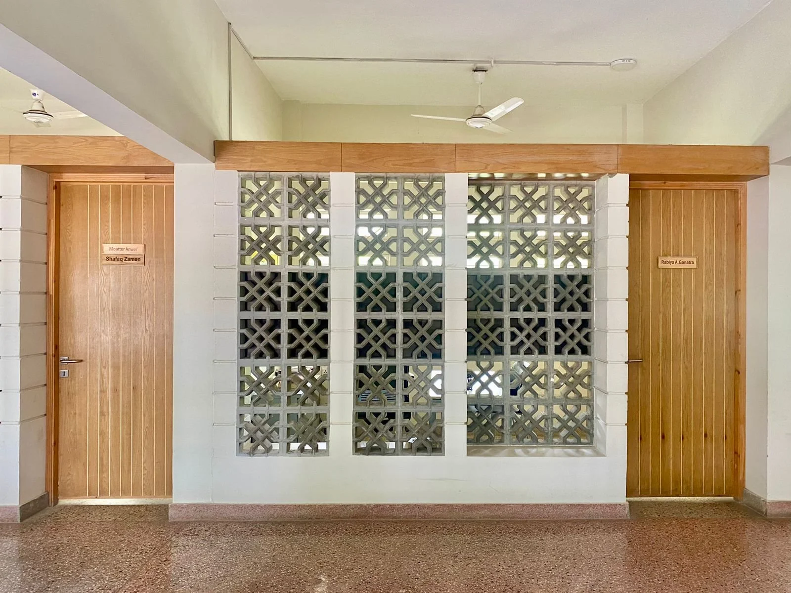 Faculty offices partitioned with cement screens or “jaalis” 