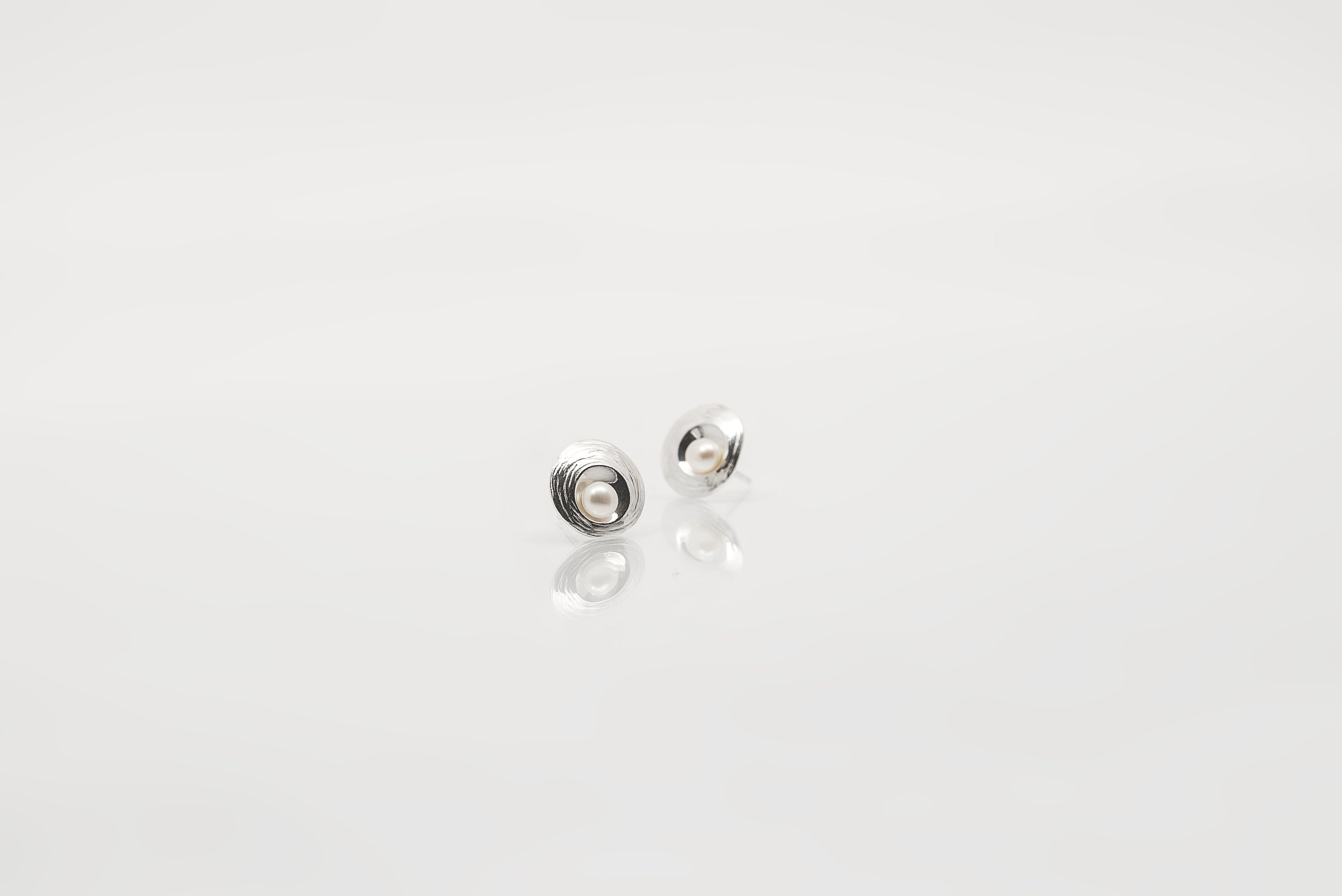 Martina  Hamilton Oyster Pearl Hallmarked Sterling Silver Stud Earrings 