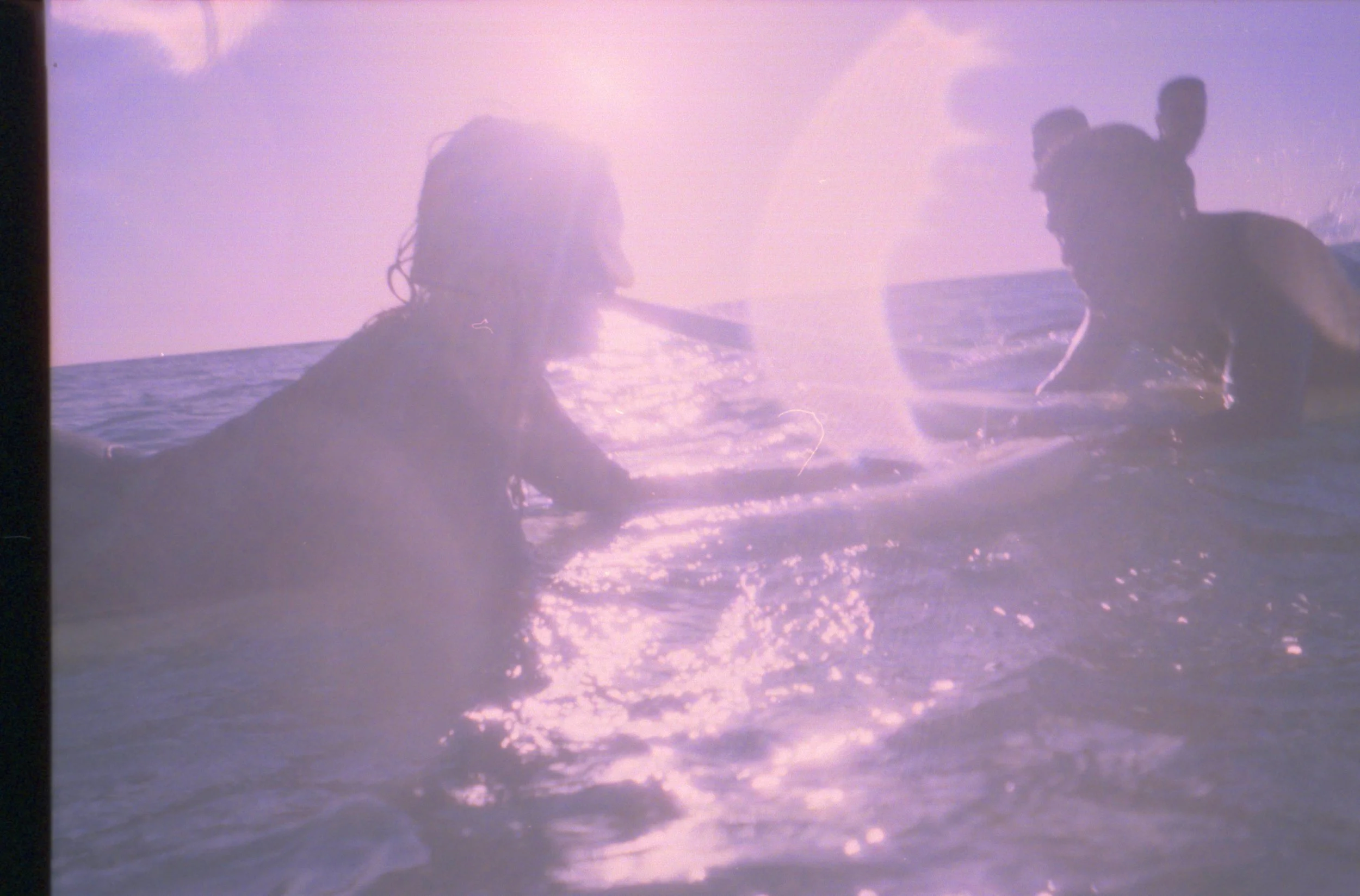 Shannon en Ismail surfing on film by Bibian Bingen