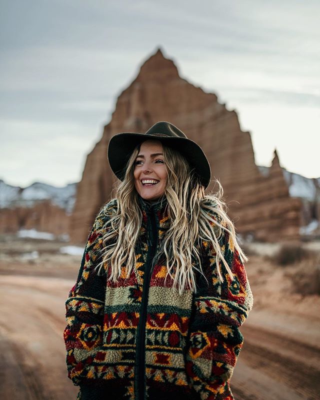 Road trip happy face vibes ✨ we’ve been out in the states for a month already, does anyone else find the always over pack for big trips? I’ve got over half my suitcase full of clothes I haven’t worn, I pretty much wear the same thing every day 🙈 apologies for the overzealous use of this fleece and hat combo 📸 @tomcoefilms