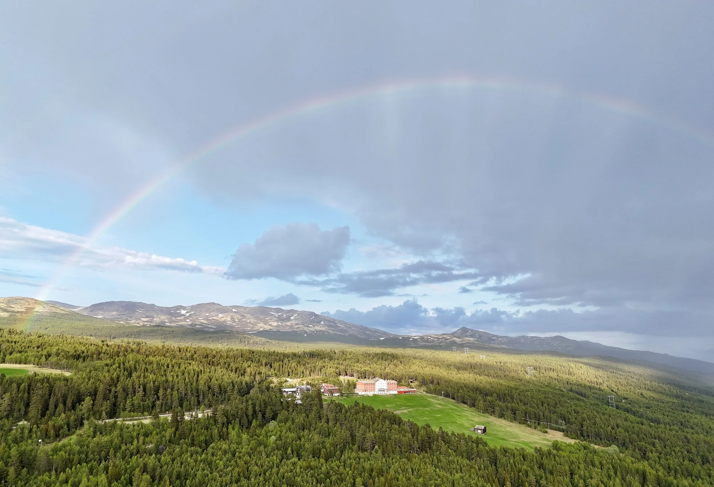 Dalseter luft m regnbue mot fjellene 2-  AB.jpg