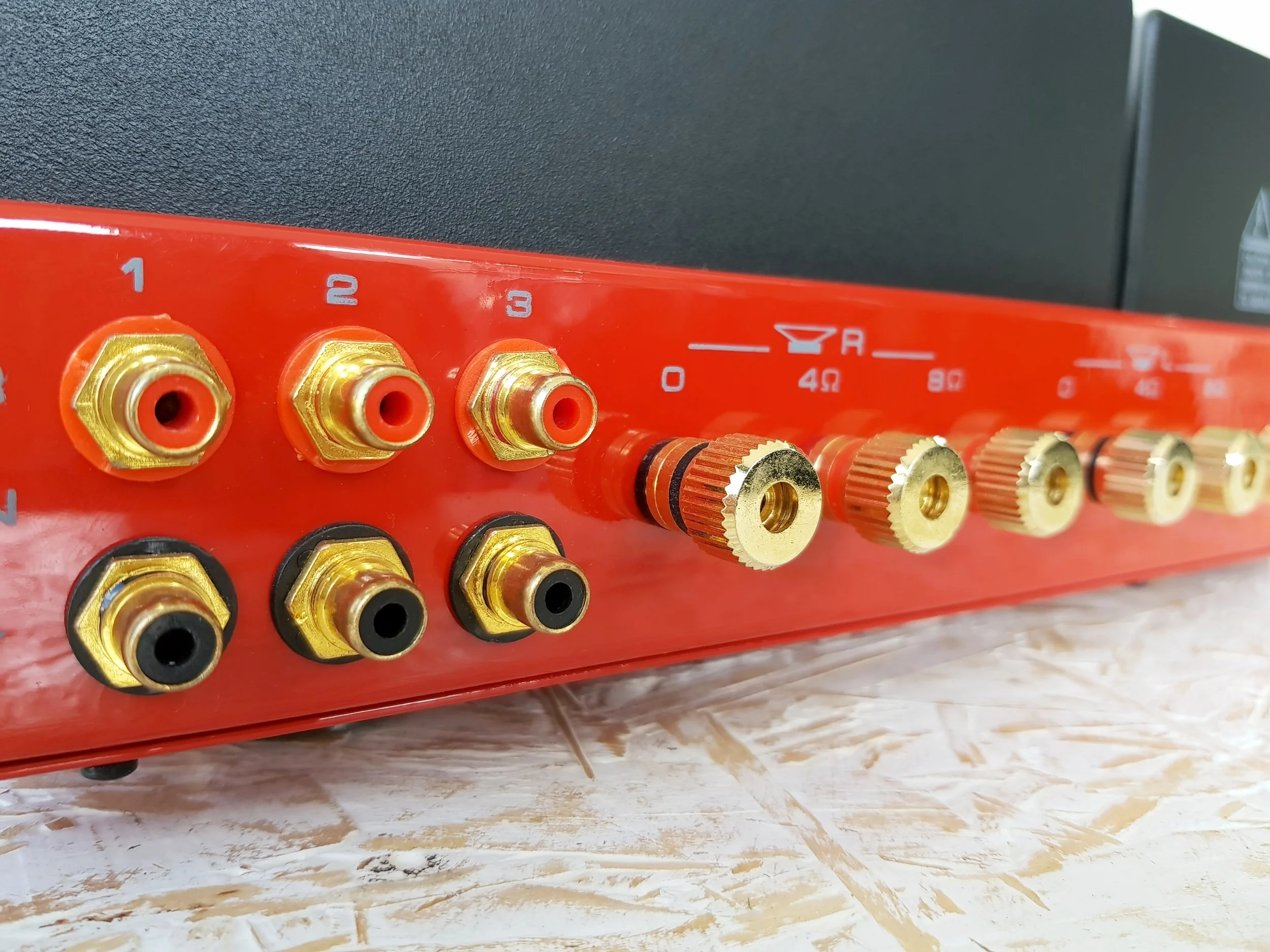 fezz-audio-titania-amplifier-back-close-up