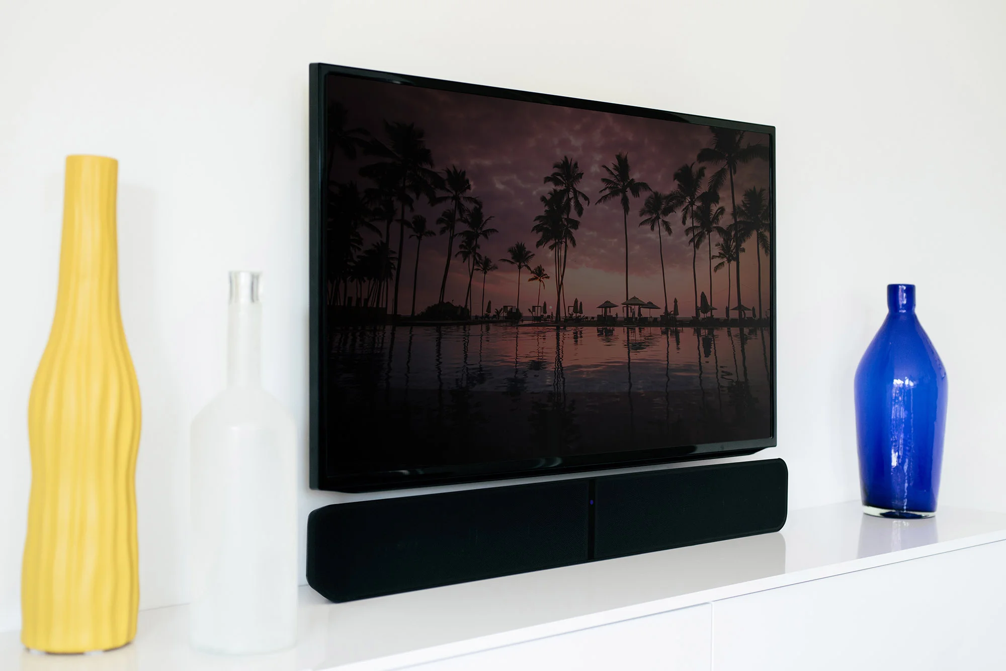 bluesound-pulse-soundbar-black-lifestyle-edinburgh.jpg