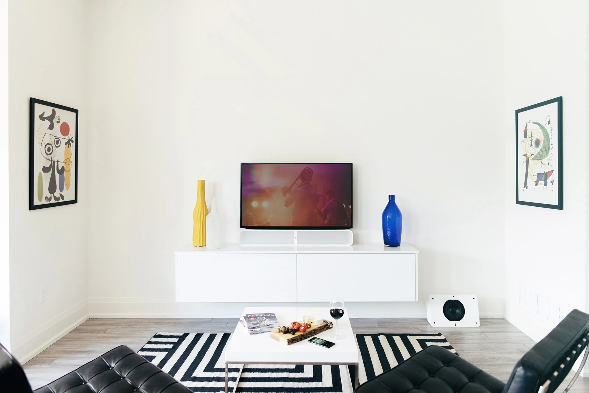 bluesound-pulse-soundbarwhite-lifestyle-edinburgh.jpg