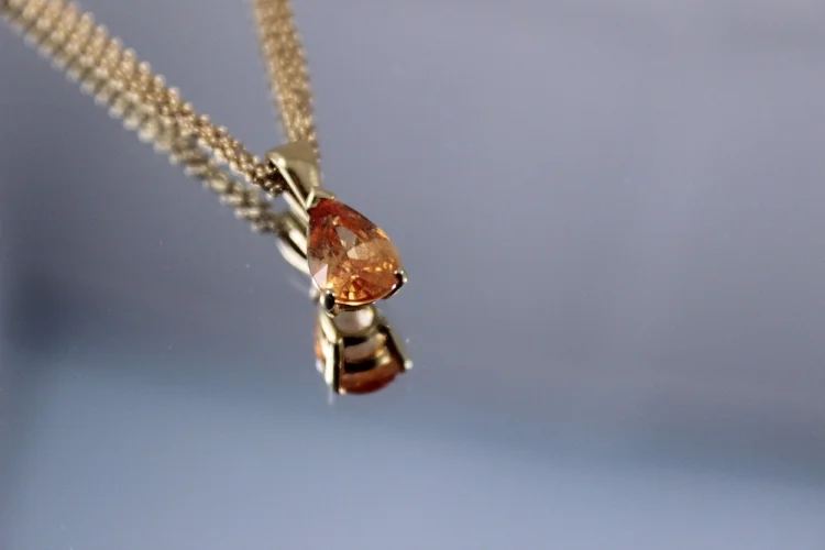 dse_versailles_bijoutier_saphir_orange.JPG