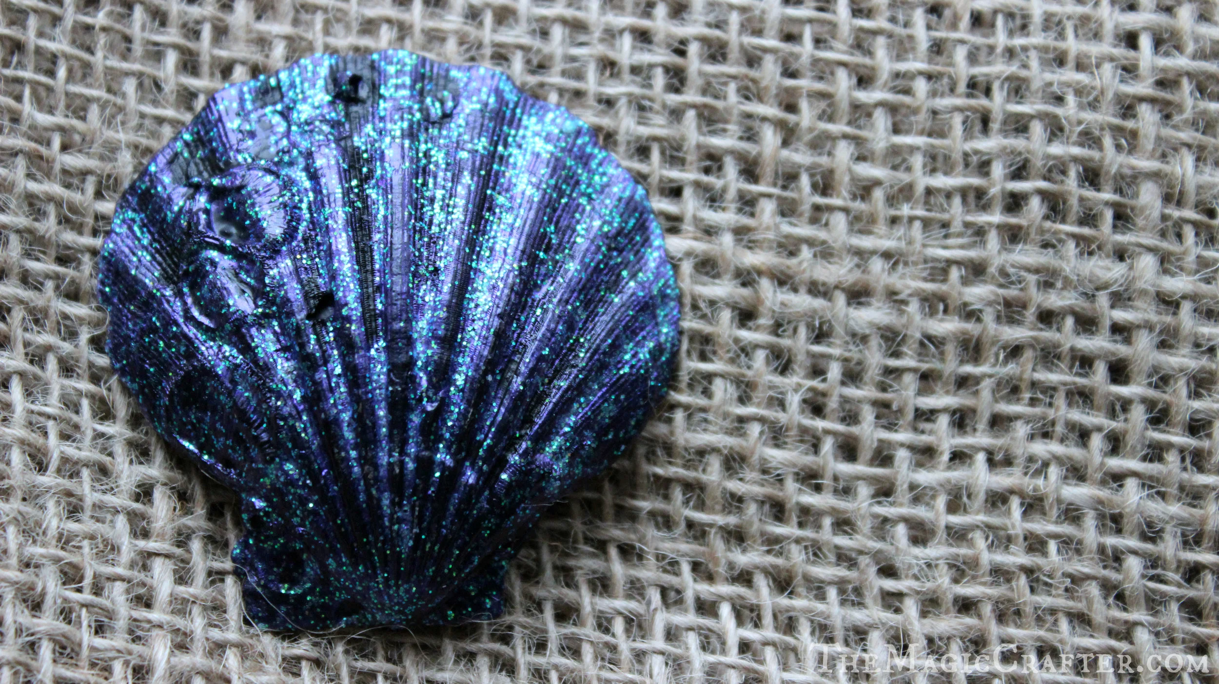 Doesn't this remind you of Ursula from Disney's The Little Mermaid ? The combination of these two paints is quite creepy looking, but very very pretty too! 