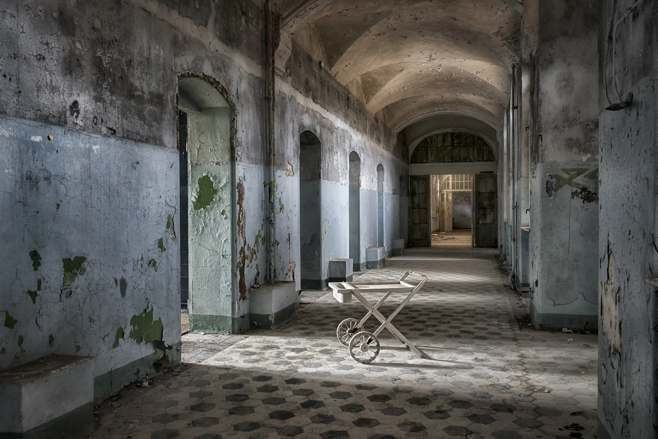 Patientrooms in the abandoned hospital I_©ChristophWeisse.jpg