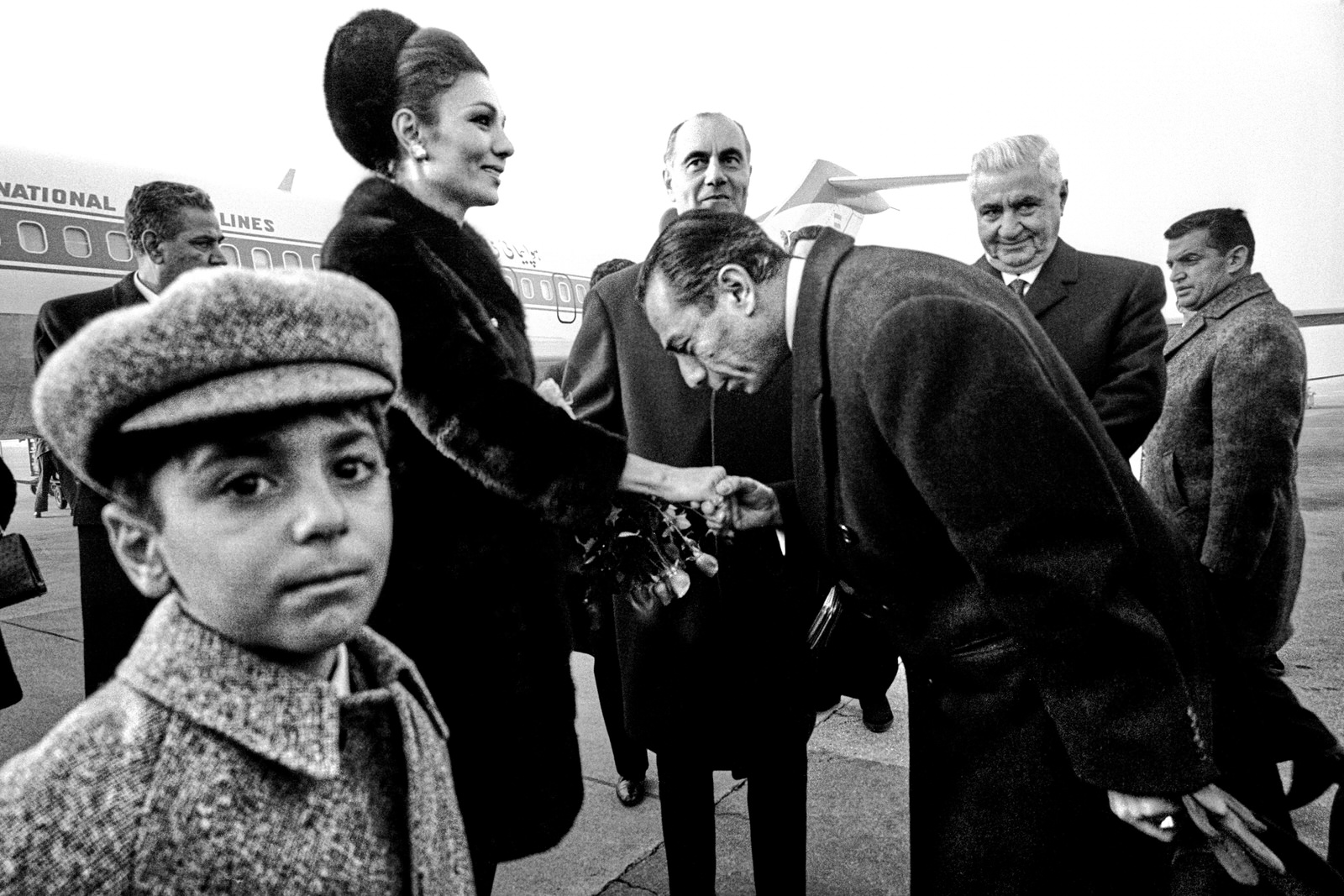  Persische Kaiserin Farah Diba Pahlavi besucht die Schweiz, Begrüssung in Kloten durch Bundesräte Hans-Peter Tschudi, Ernst Brugger, Rudolf Gnägi, vorne Prinz Ali Reza, Kloten 1975 