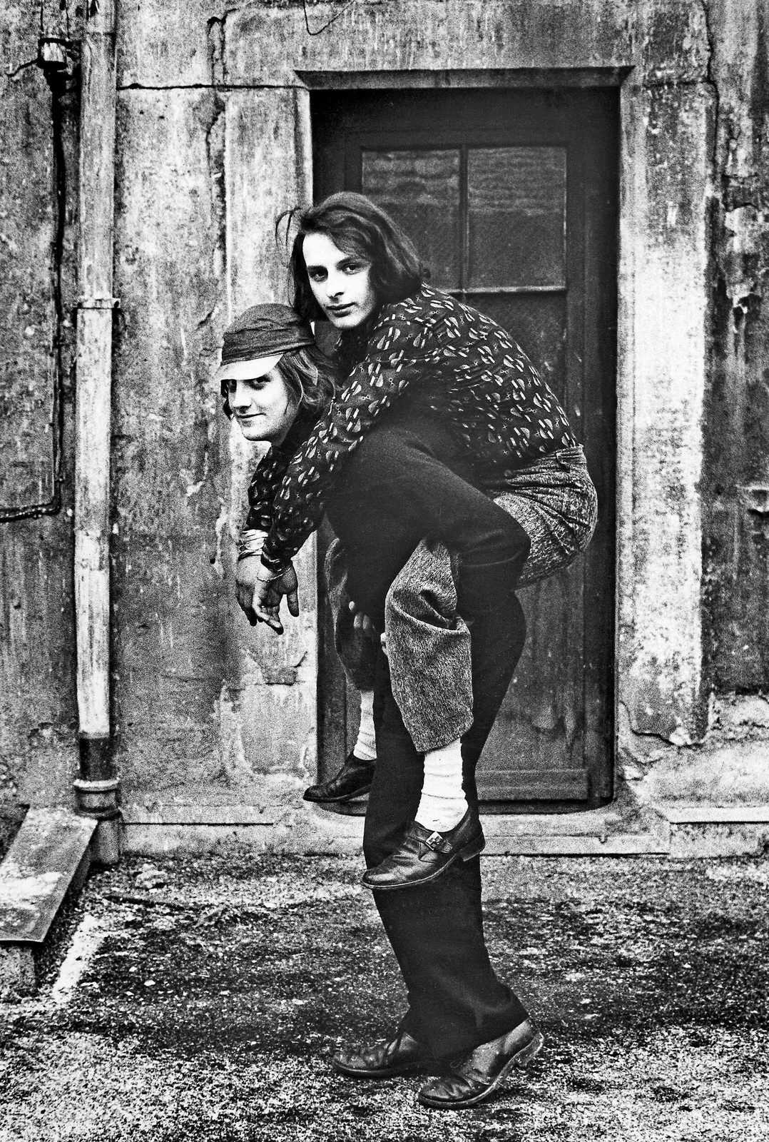 Huckepack, David Weiss und Urs Lüthi, vor dem Künstleratelier, Stüssihof, Zürich 1970