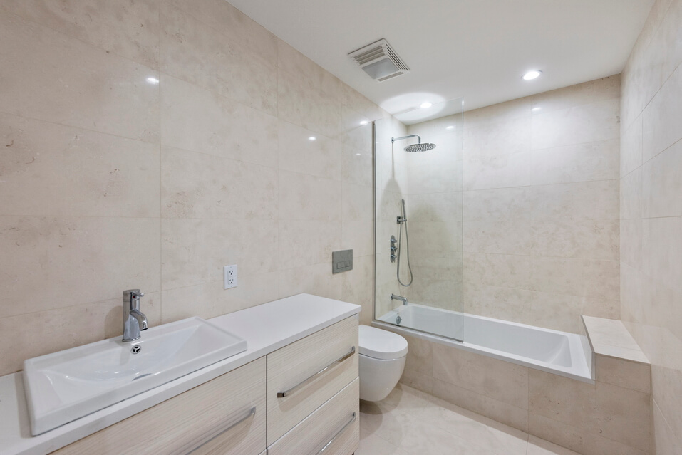 Luxury Apartment with Spacious Bathroom
