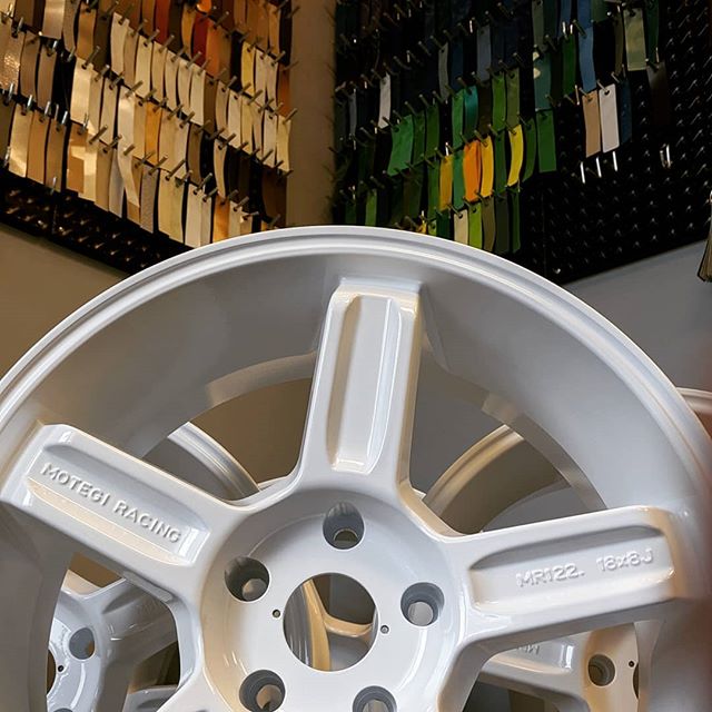 Happy Wheel Wednesday! Nothing beats a fresh set of gloss white wheels!  #glosswhite #clean #wheelwednesday #whitewheels