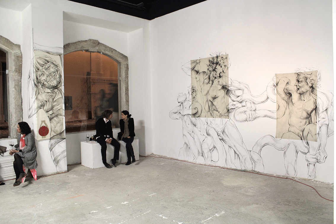 Estado de espírito IV, 2016 290 x 164 cm Laocoonte, 2011 280 x 435 cm / carvão sobre algodão cru e parede