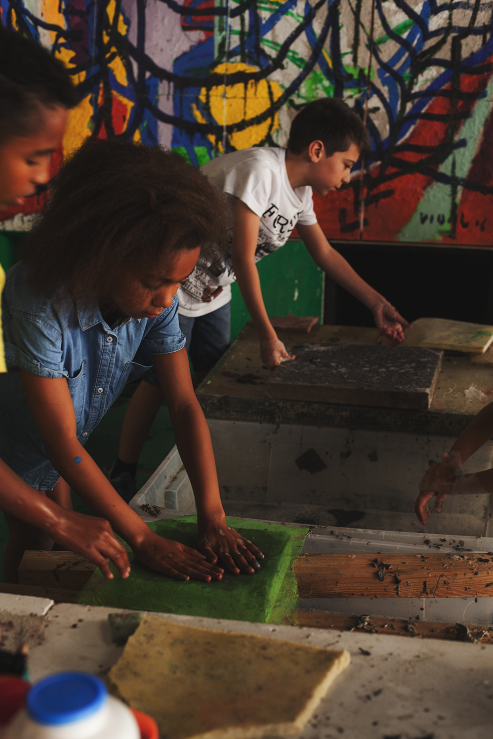 Oficina de Papel / manufacturing the paper... (photo: Hugo Inglez )