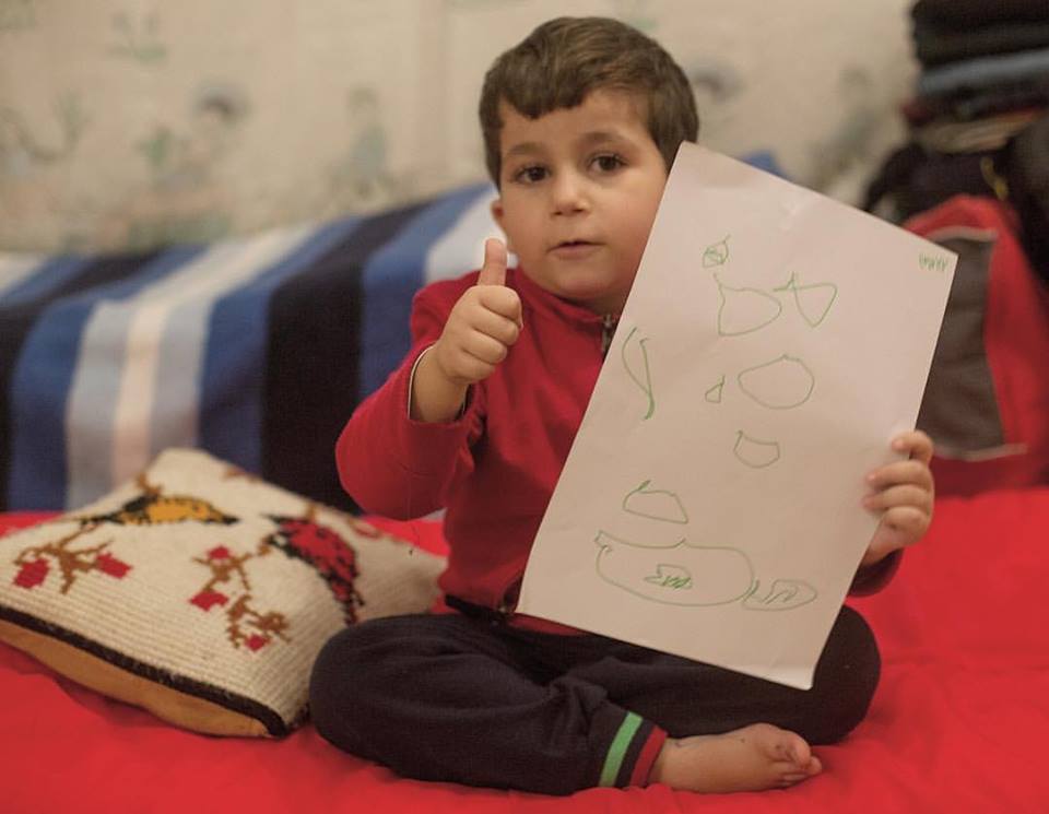 Ahmad, 4, Síria “Este é meu carro. É isto que eu quero fazer quando crescer: dirigir um carro”. Ahmad é irmão de Lana. Gosta muito de doces, chega a comer colheres e colheres de açúcar, o que não lhe faz nada bem aos seus dentinhos de leite. Fic