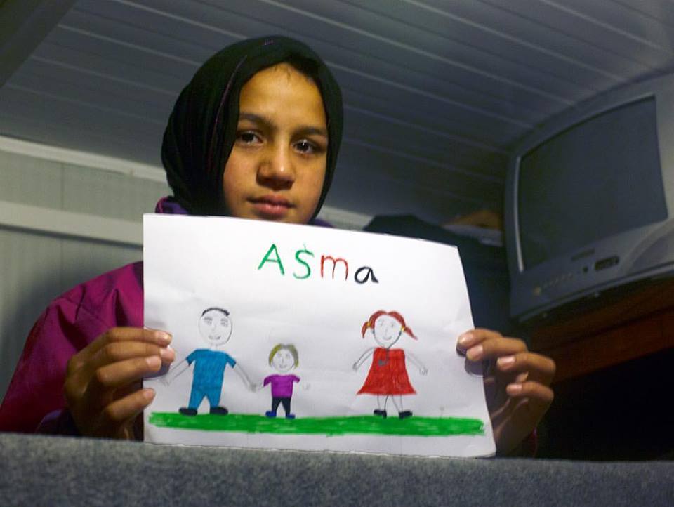 Asma Shirzad, 9, Afeganistão “Esta sou eu como médica. Eu estou a cuidar deste menino doente junto com seu pai. É isto que quero fazer quando crescer. Não temos hospitais aqui, então eu tenho que cuidar do meu povo”. Asma gosta muito do Bob Espo