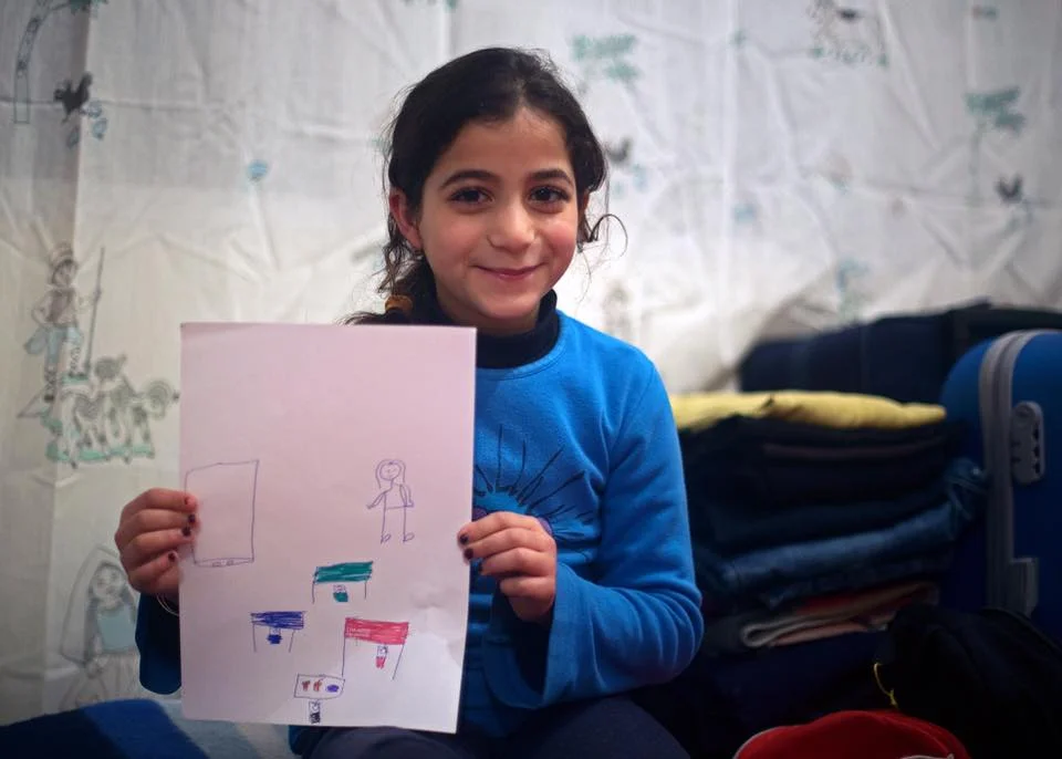 Lana, 9, Síria “O que eu quero ser quando crescer? Professora! Esta sou eu a dar aula aos meus (futuros) alunos. Eu quero ensinar toda a gente para que crianças refugiadas possam ir a escola. Precisamos muito de ir para escola.” A Lana é a melhor aluna nas suas aulas de inglês e nas suas aulas de Grego, o seu sonho é ser um dia professora. Ela antes vivia em uma ocupação anarquista no centro de Atenas e hoje vive no campo de refugiados de Skaramangas. “What do I wanna be when I grow up? A teacher! This is me in class with my (future) students. I want toteach everyone so that all the refugee children can go to school. We really need to go to school.” Lana is the best student of her english and greco class. Her dream is to be a teacher one day. She used to live in na anarchist squat in the centre of Athens but she now lives in the Skaramangas refugee camp.