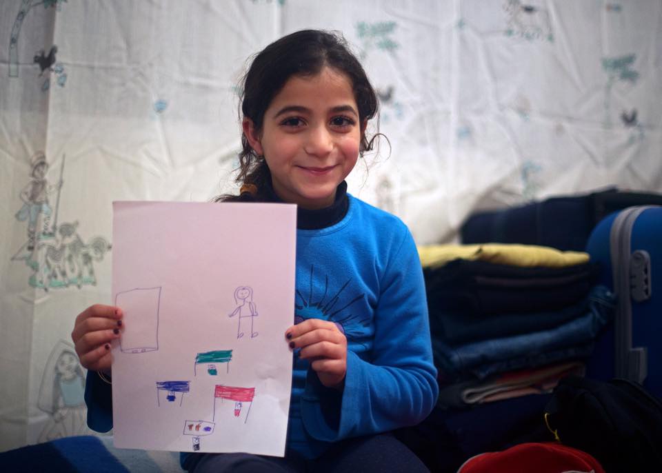 Lana, 9, Síria “O que eu quero ser quando crescer? Professora! Esta sou eu a dar aula aos meus (futuros) alunos. Eu quero ensinar toda a gente para que crianças refugiadas possam ir a escola. Precisamos muito de ir para escola.” A Lana é a melho