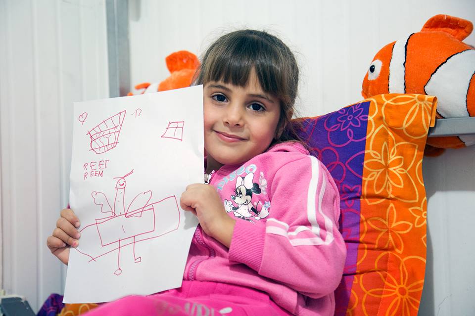 Reem, 5, Síria “Eu quero ser pediatra quando crescer, porque meu sonho é cuidar de crianças como eu. Vocês gostaram do meu desenho?” Reem gosta de aparecer muito bonita nas fotos, sempre se penteia e ajeita. Vive no campo de refugiados de Eleona