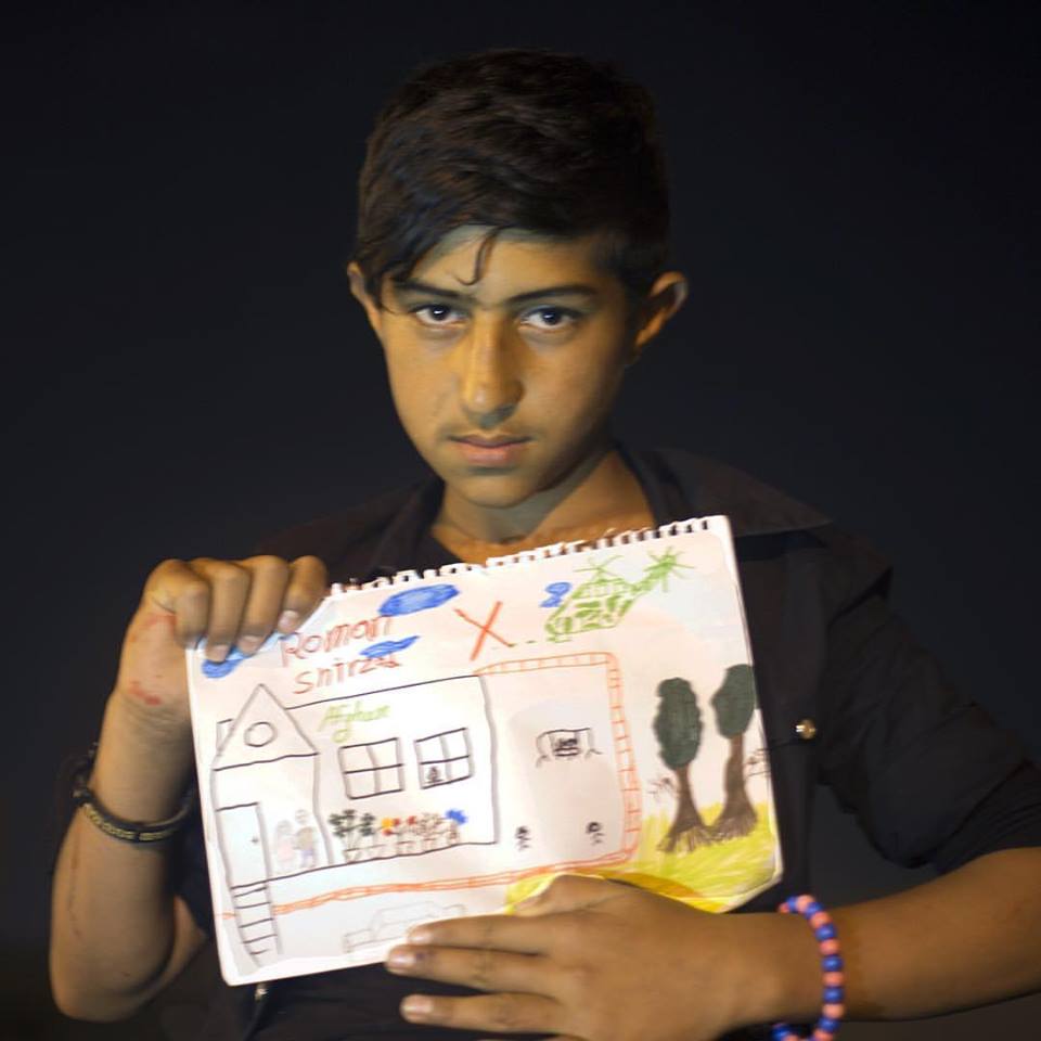 Roman Snirzad, 14, Afeganistão “A minha terra era tão bonita, tínhamos tudo o que precisávamos. Mas veio a guerra, as bombas e os americanos, tivemos que deixar nossa família para trás, assim como nossa casa. Agora vivemos numa tenda.” Roman viv