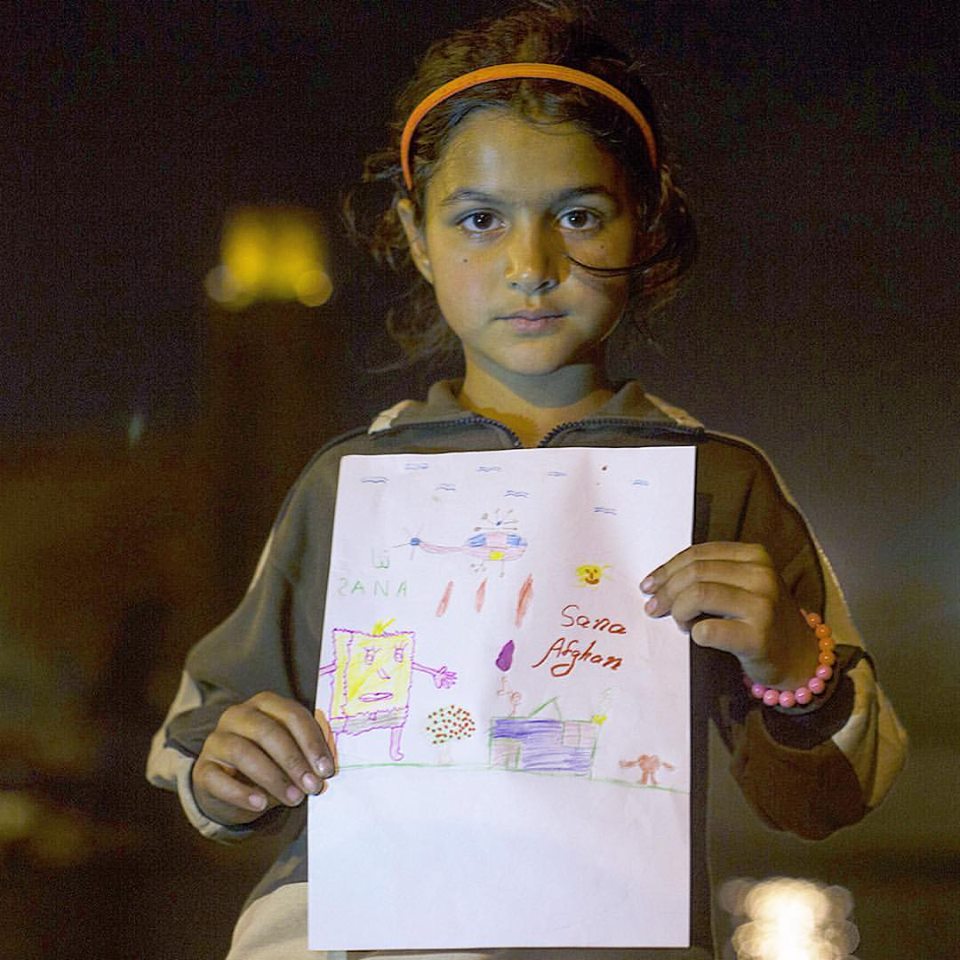 Sana Snirzad, 6, Afeganistão "Esta é a nossa casa a ser bombardeada pelos americanos. Até o Bob Esponja está desesperado. À direita, meu coração triste deixa o Afeganistão". A família de Sana chegou ao Porto de Pireu no início de 2016. Cada vez