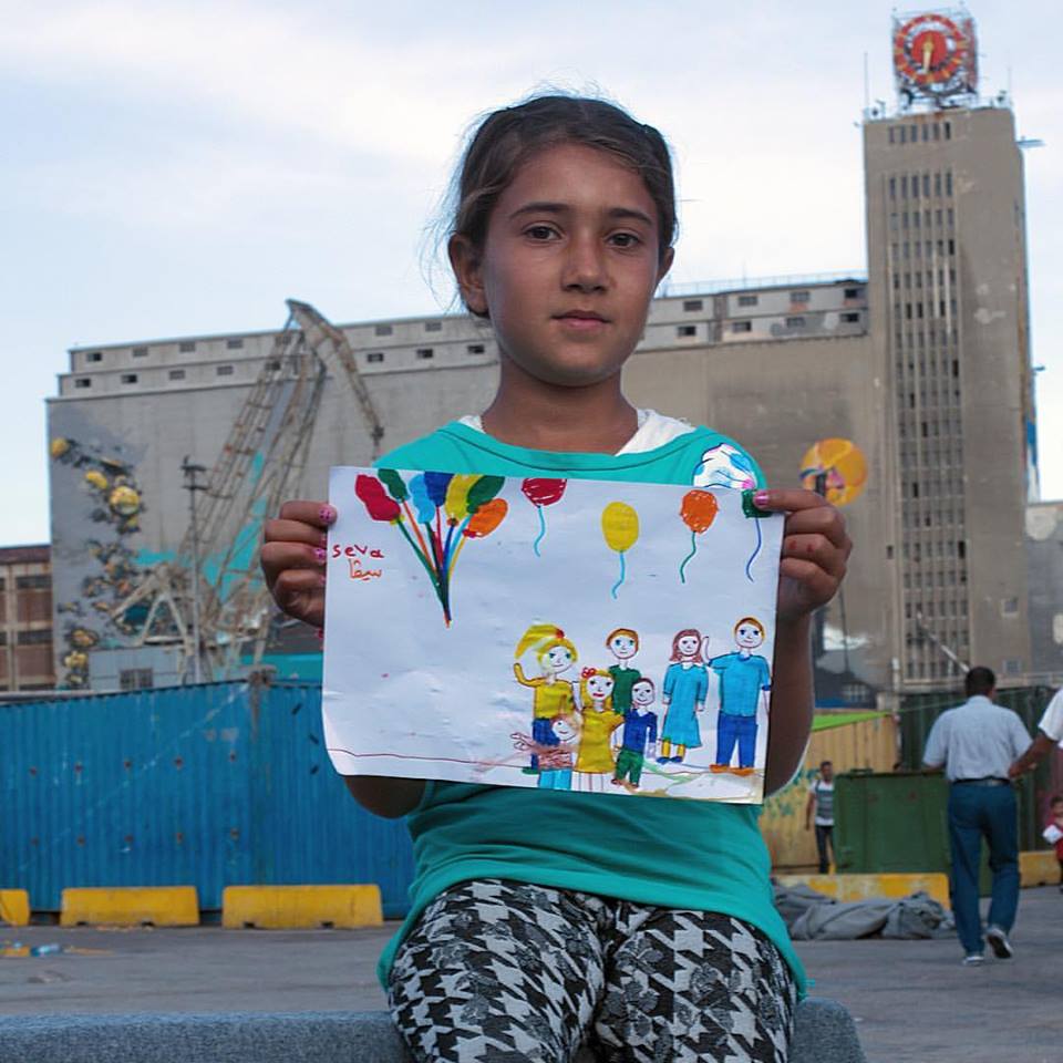 Seva Abas, 11, Síria-Curdistão "Esta sou Eu com meus dois irmãos. Eu amo balões, eles me fazem feliz. Tudo o que eu quero é uma casa nova para nós, uma colorida como esta. Talvez nós possamos ter uma casa quando finalmente encontrarmos nosso pai