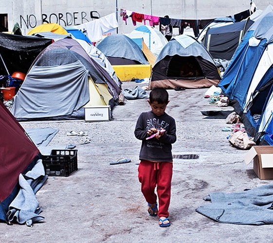 "How wonderful would the world be if there were no borders between the next generation? Meanwhile, according to Unicef, nowadays there are still 50 million children displaced worldwide. Loosing the most important time of life: childhood." - Drawfug
