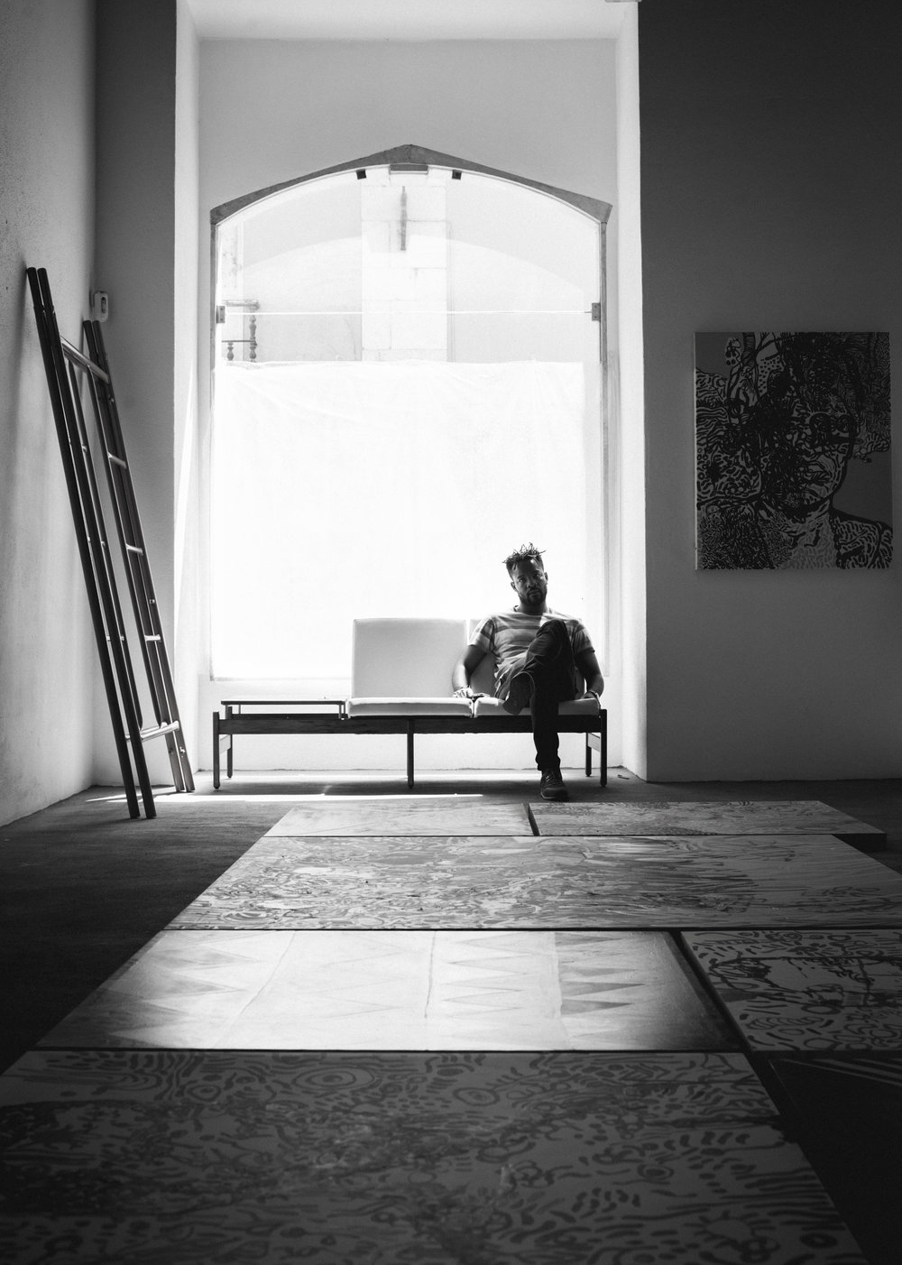 A Wozen busca o equilíbrio entre artistas estabelecidos e emergentes, proporcionando aos primeiros uma possibilidade de fuga da zona de conforto por meio do contato com novas propostas e, aos segundos, a oportunidade de aprendizado e desenvolvimento pelo contato com artistas mais experientes. Wozen seeks the balance between established artists and emerging ones, providing the former with a possibility to break out of their comfort zone through contact with new projects, and the latter with the opportunity of learning and developing through contact with more experienced artists. A busca por colecionadores segue o mesmo paradigma, valorizando a entrada de trabalhos em coleções respeitáveis e também a formação de novos Wozens. The same concept goes for the search for collectors, as we value both the acquisition of works for respectable collections as well as the formation of new Wozens. Estruturamos a Wozen com o objetivo de desmistificar a imagem tradicional de galerias de arte, reduzindo ao máximo as barreiras profissionais e pessoais entre galeria, artistas, público e colecionadores, criando um espaço livre e participativo de debate, aprendizado e troca de impressões entre pessoas de diferentes backgrounds. Wozen has been structured with a view to demystify the traditional image of art galleries. Professional and personal barriers between the gallery and the artists, the public, and collectors alike have been reduced substantially. We have thus designed an open and engaging space for debate, learning experiences, and information flow among people from different background.