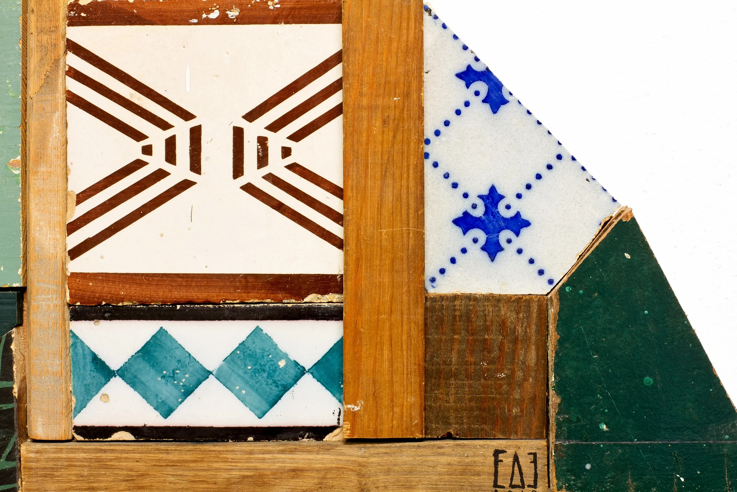 antique tiles and reclaimed wood assemblage | image: Marcelo Duarte @graphosbrasil