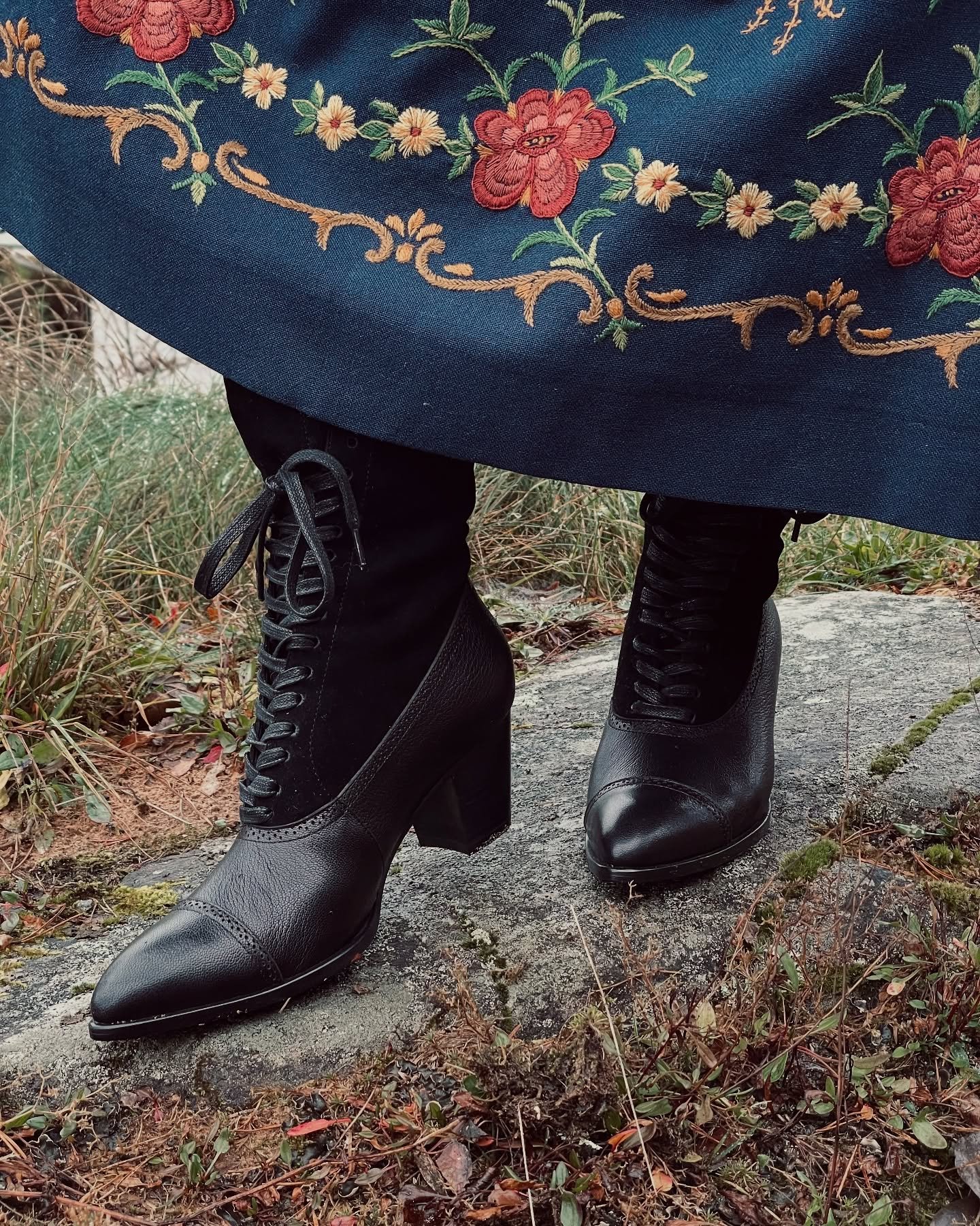 [Ad/reklame] I have adored my brown Edwardian boots from @memeryshoes for a few years now, but I have been lucky enough to be gifted a pair of black ones (I simply ordered the same boot because I love them so much). I wear them with my traditional No