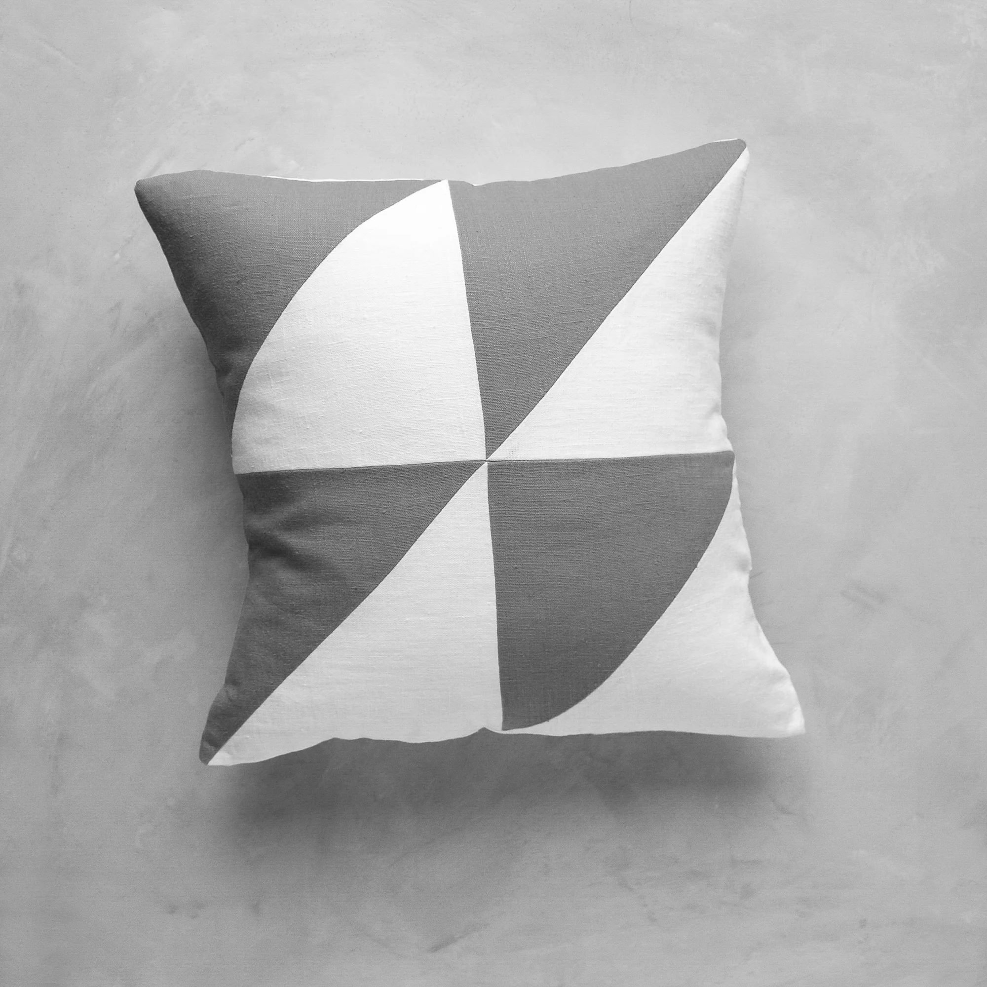 LusitanoStudio_ComportaPillows_GrayDark_02_Texture.jpg