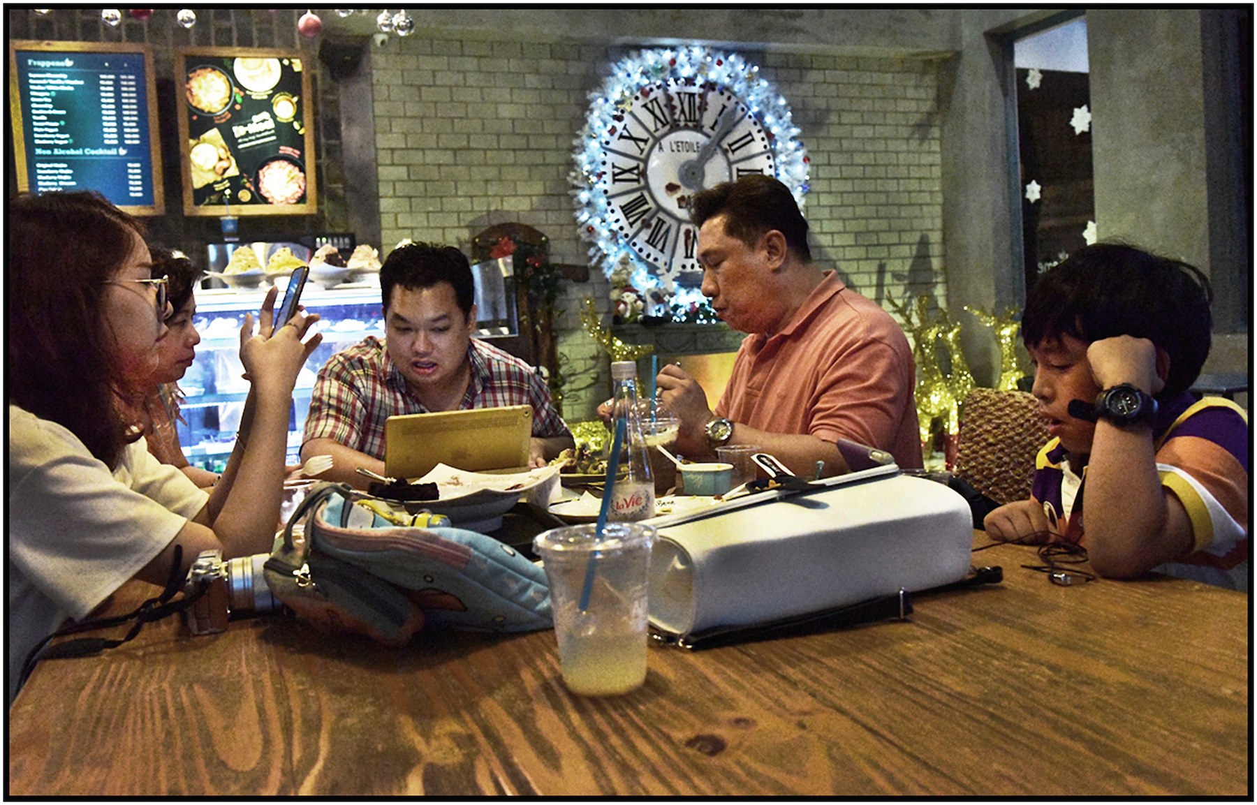  Family and their devices, Caffe Bene, Saigon/HCMC, Dec.2016. #2178 