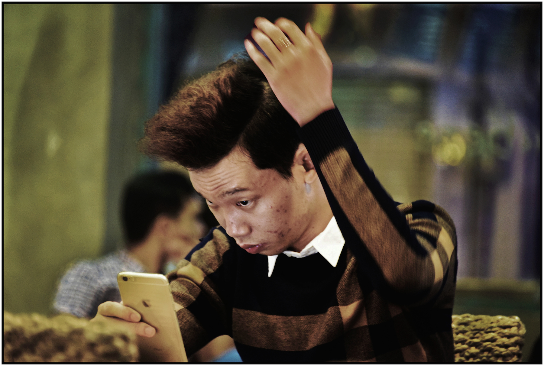  Young man primps using his smart phone, Caffe Bene, Saigon/HCMC, Dec. 2015. #5904 