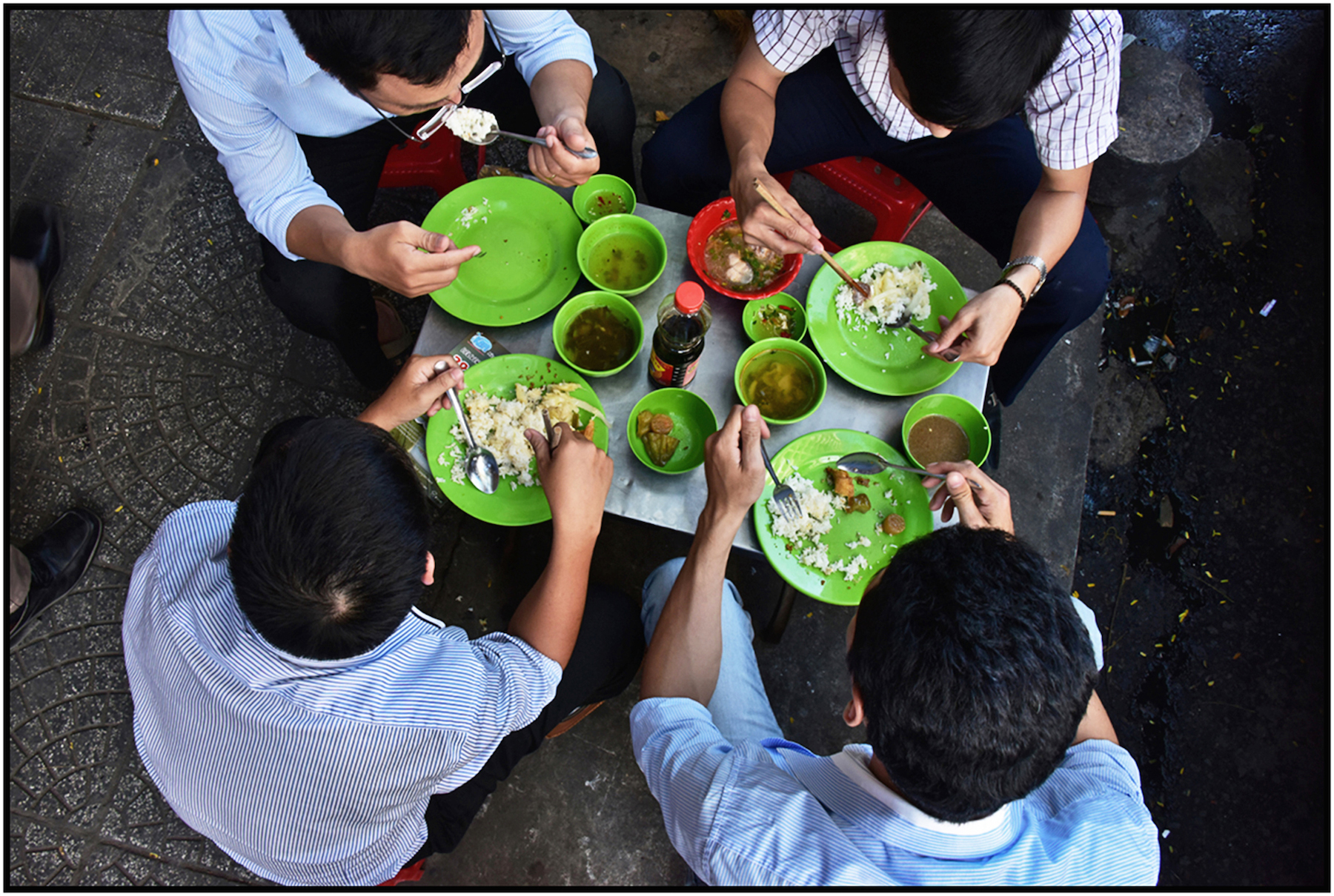  Office workers eat lunch on sidewalk, downtown Saigon/HCMC, Dec. 2015. #6226 