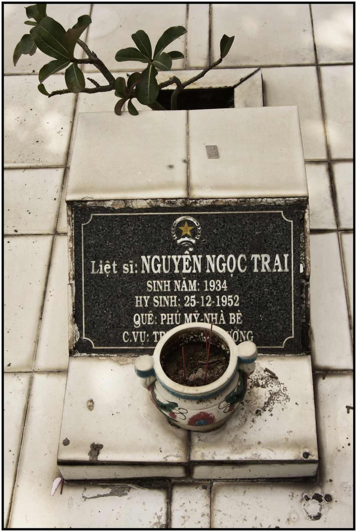  Grave of Viet Minh fighter, Saigon/HCMC, Dec. 2015. #6655 