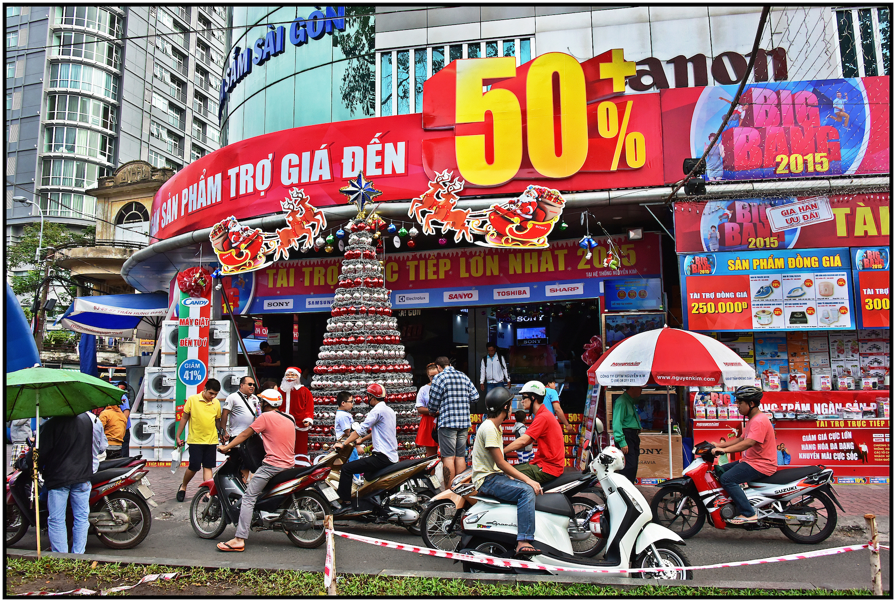  Santa Claus mannequin in front of Saigon/HCMC discount store, Dec. 2015. #6847 