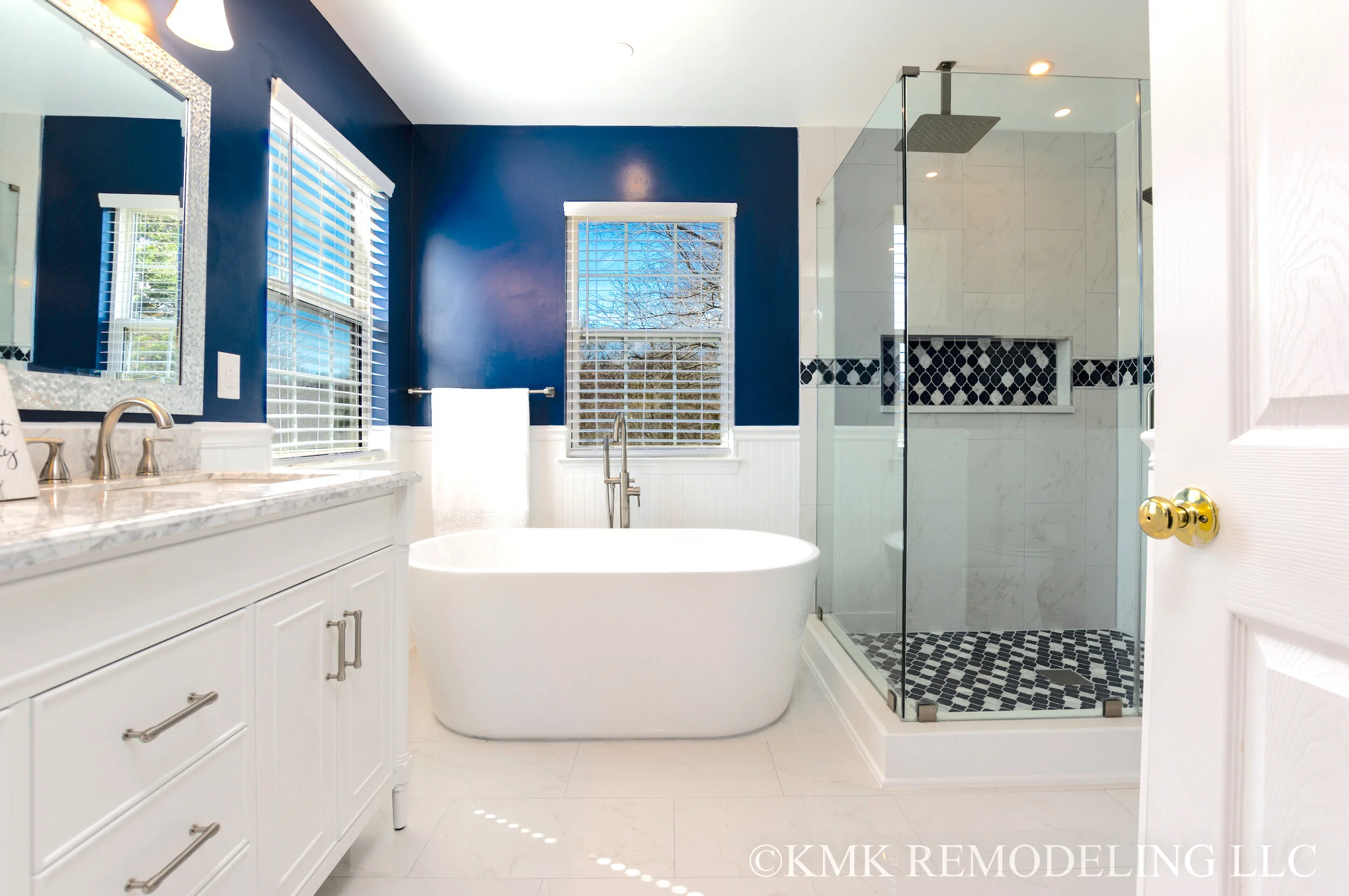 CUSTOM MODEREN MASTER BATHROOM
