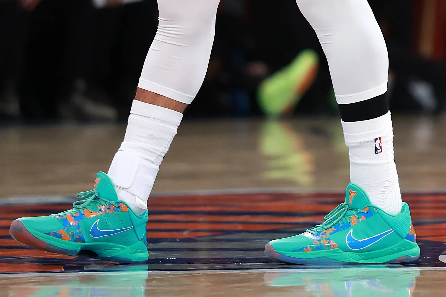 jalen-brunson-nike-kobe-5-protro-ny-vs-ny-0002.webp